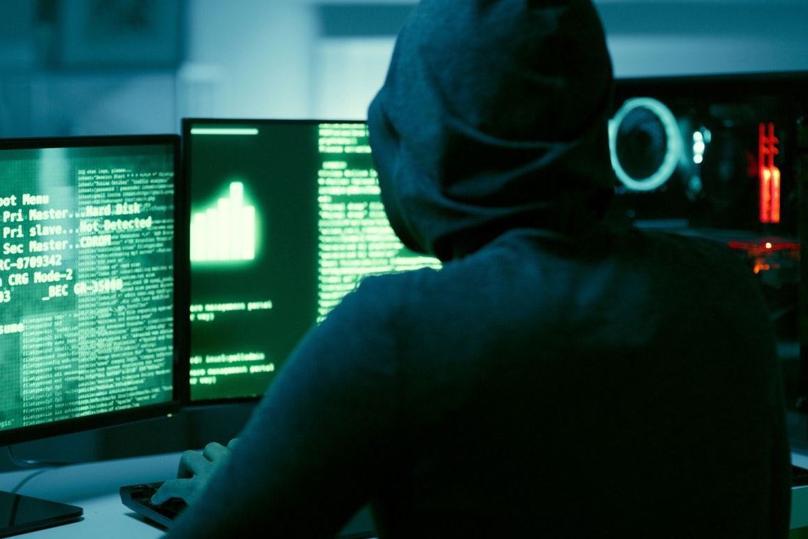 Wer trotz roter Warnung eine Überweisung freigibt und dadurch einem Betrüger aufsitzt, kann nicht mehr damit rechnen, dass seine Bank für den entstandenen Schaden haftet