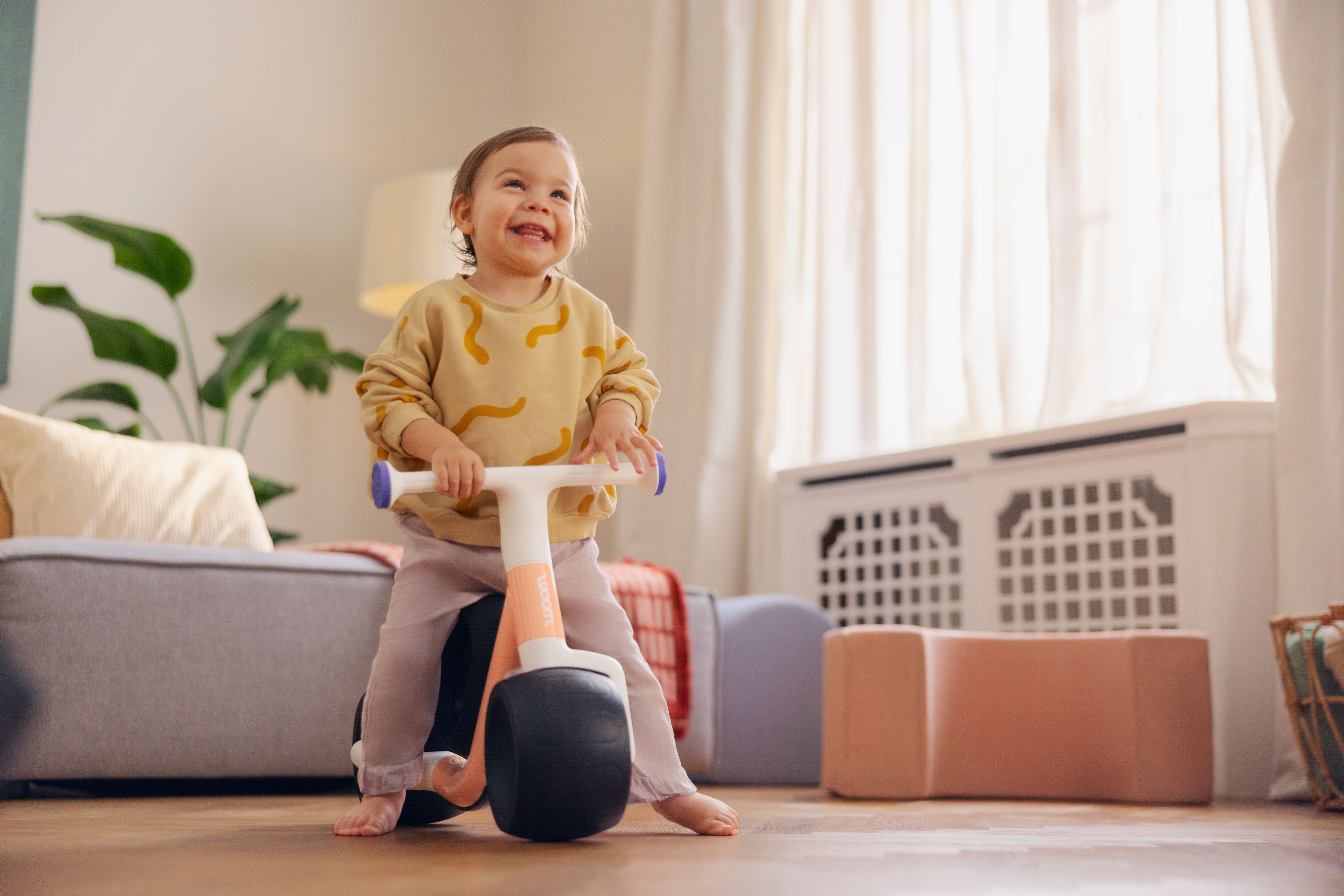 In Action: Das woom WOW soll Babys helfen, spielerisch ihr Gleichgewicht zu trainieren.