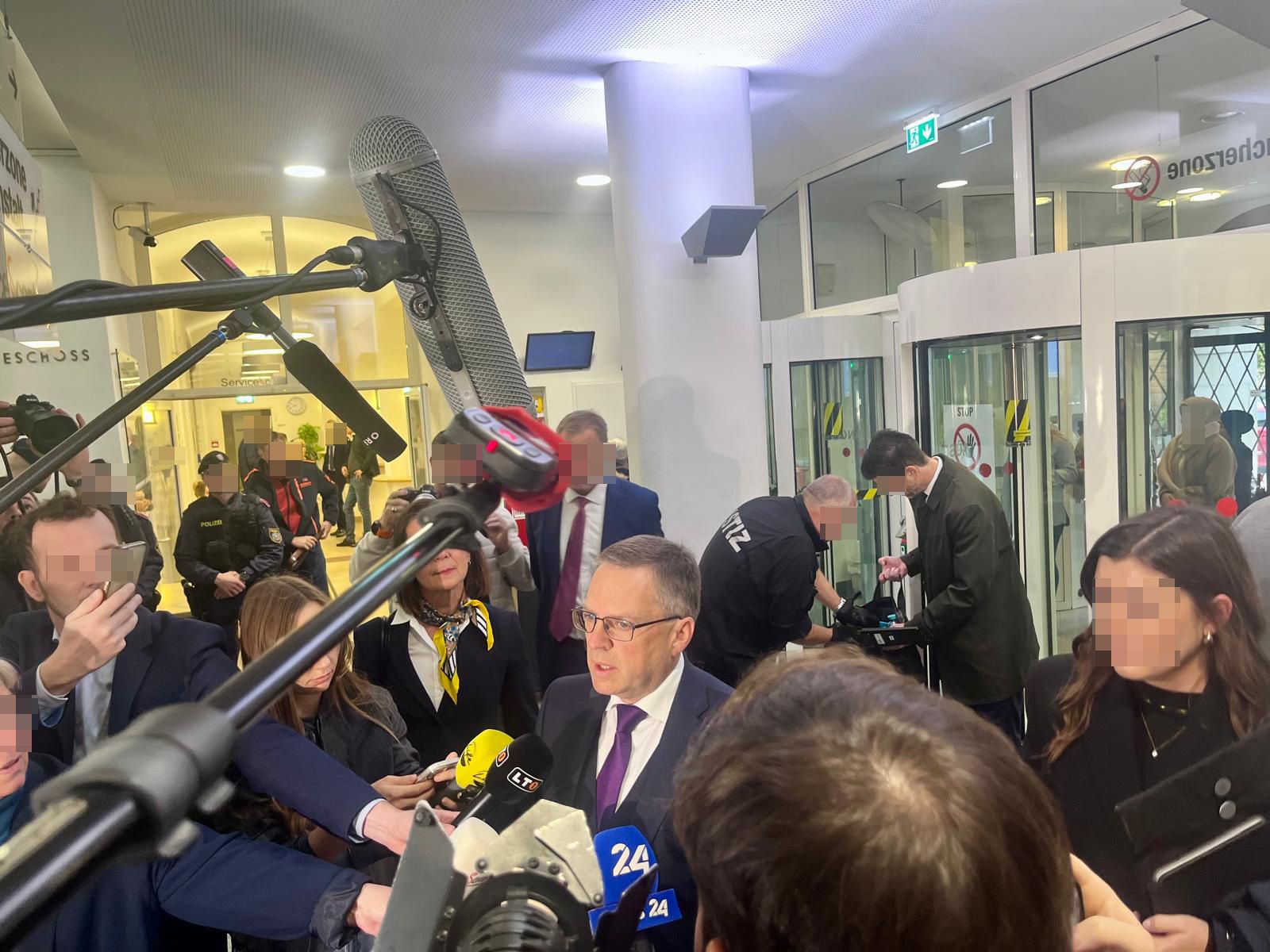 Im Linzer Landesgericht startet der Prozess gegen ÖVP-Klubchef Wöginger und weitere Angeklagte.