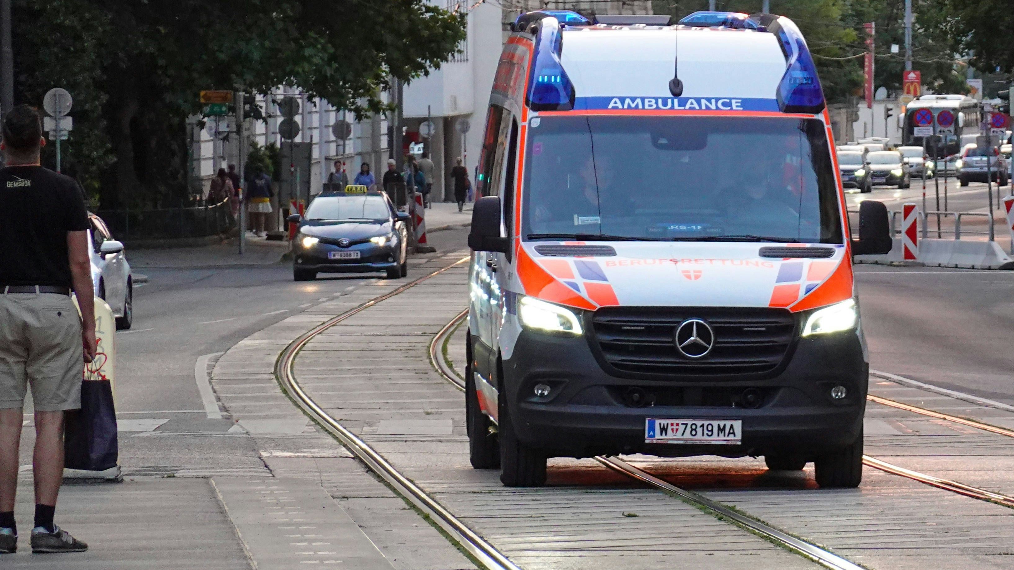 Die Rettung brachte die Frau in ein Krankenhaus. Symbolbild.