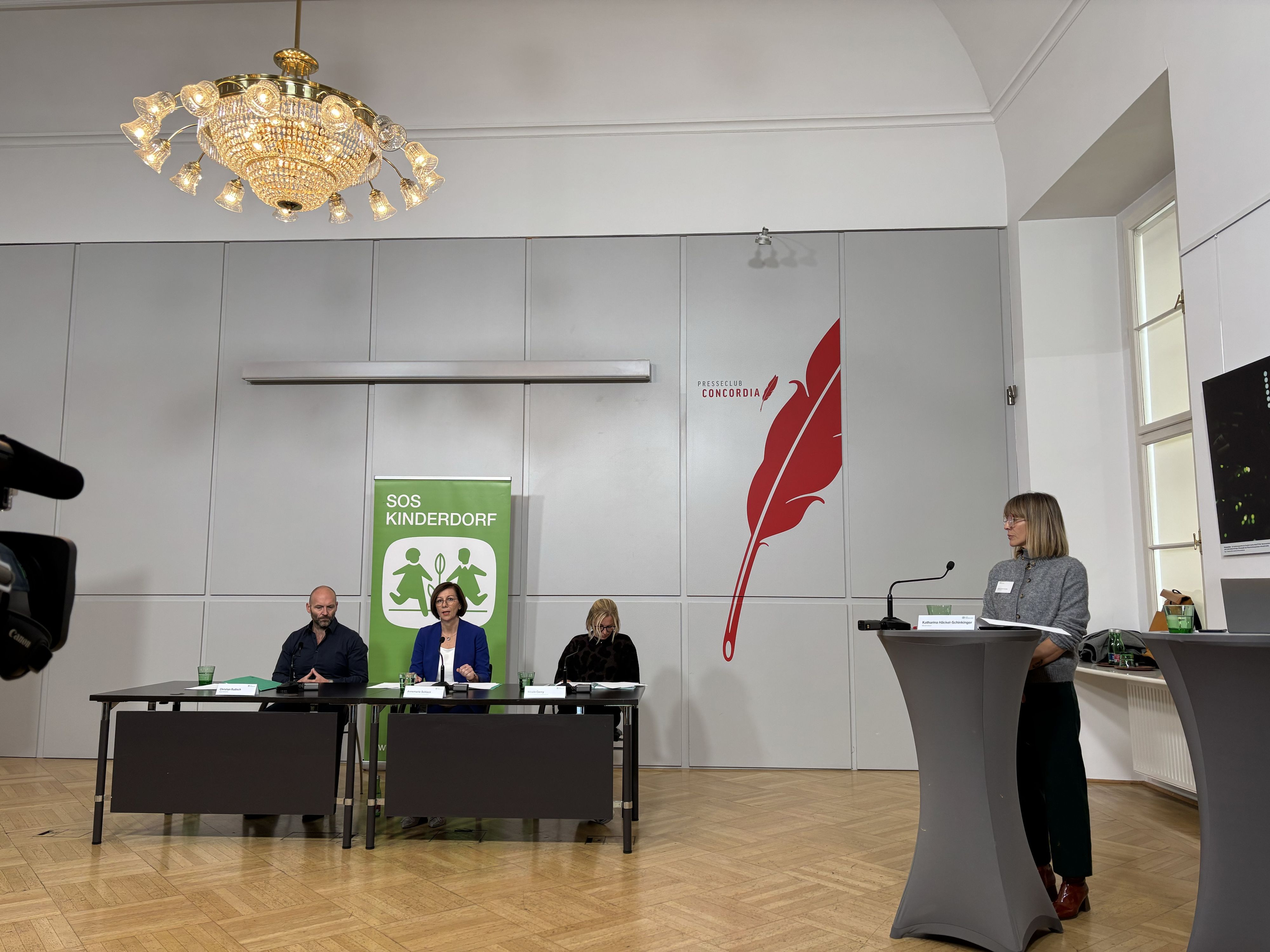 Geschäftsleiter Christian Rudisch, Kinderdorf-Chefin Annemarie Schlack, Nicole Cerny (Leiterin SOS-Kinderdorf Guntramsdorf)