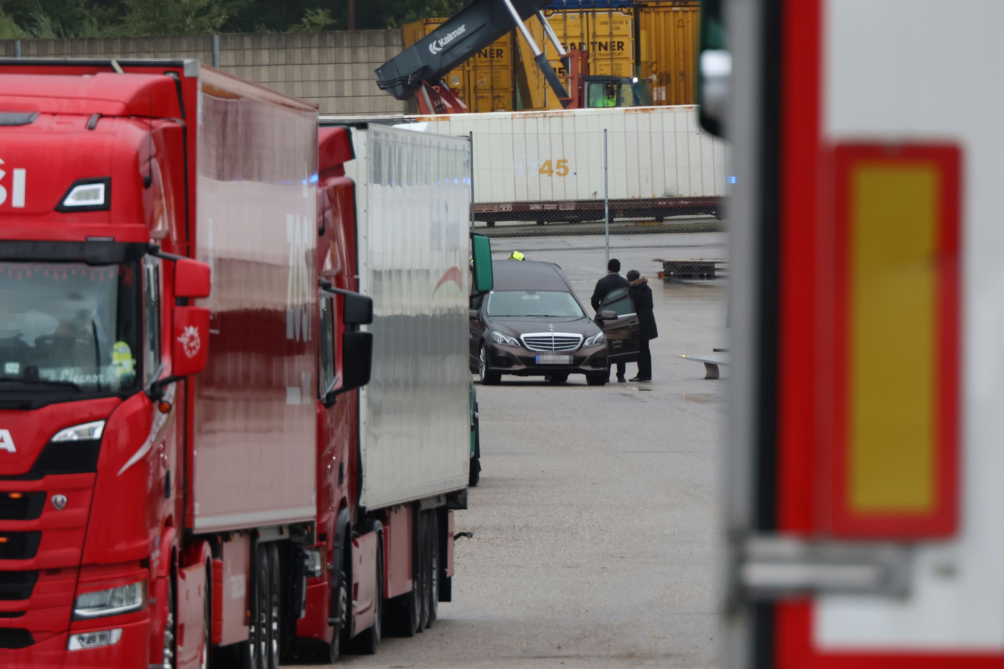 Das Foto zeigt den Abtransport der Leiche nach dem traurigen Fund.