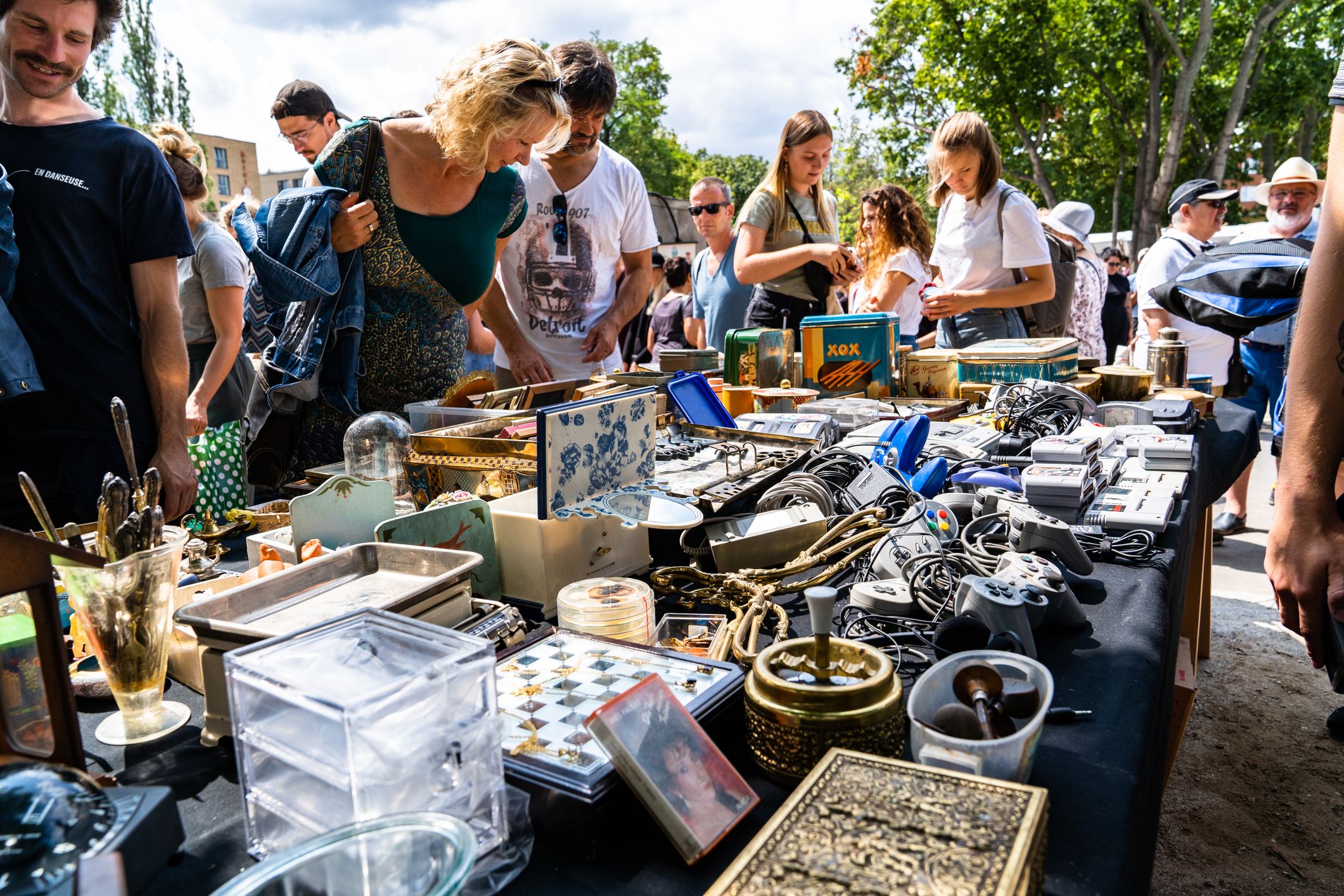 Wer etwa auf einem Flohmarkt ein Schnäppchen entdeckt, aber nicht genügend Bargeld dabei hat, kann dank Echtzeit-Überweisung trotzdem los shoppen
