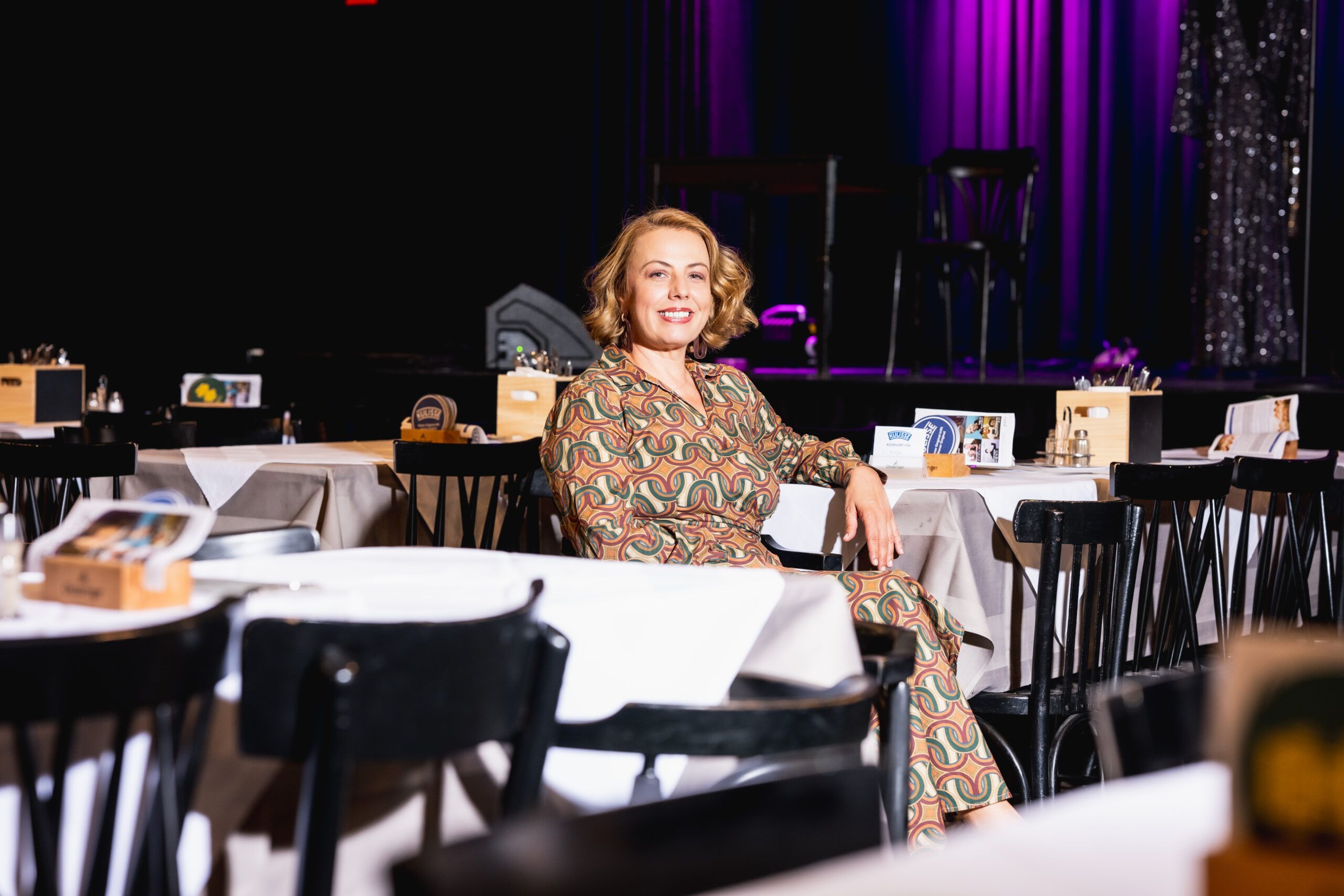 Alexa Oetzlinger führt die Kulisse Wien seit 2022, sie ist die einzige Frau alleine an der Spitze einer Kabarett-Bühne.