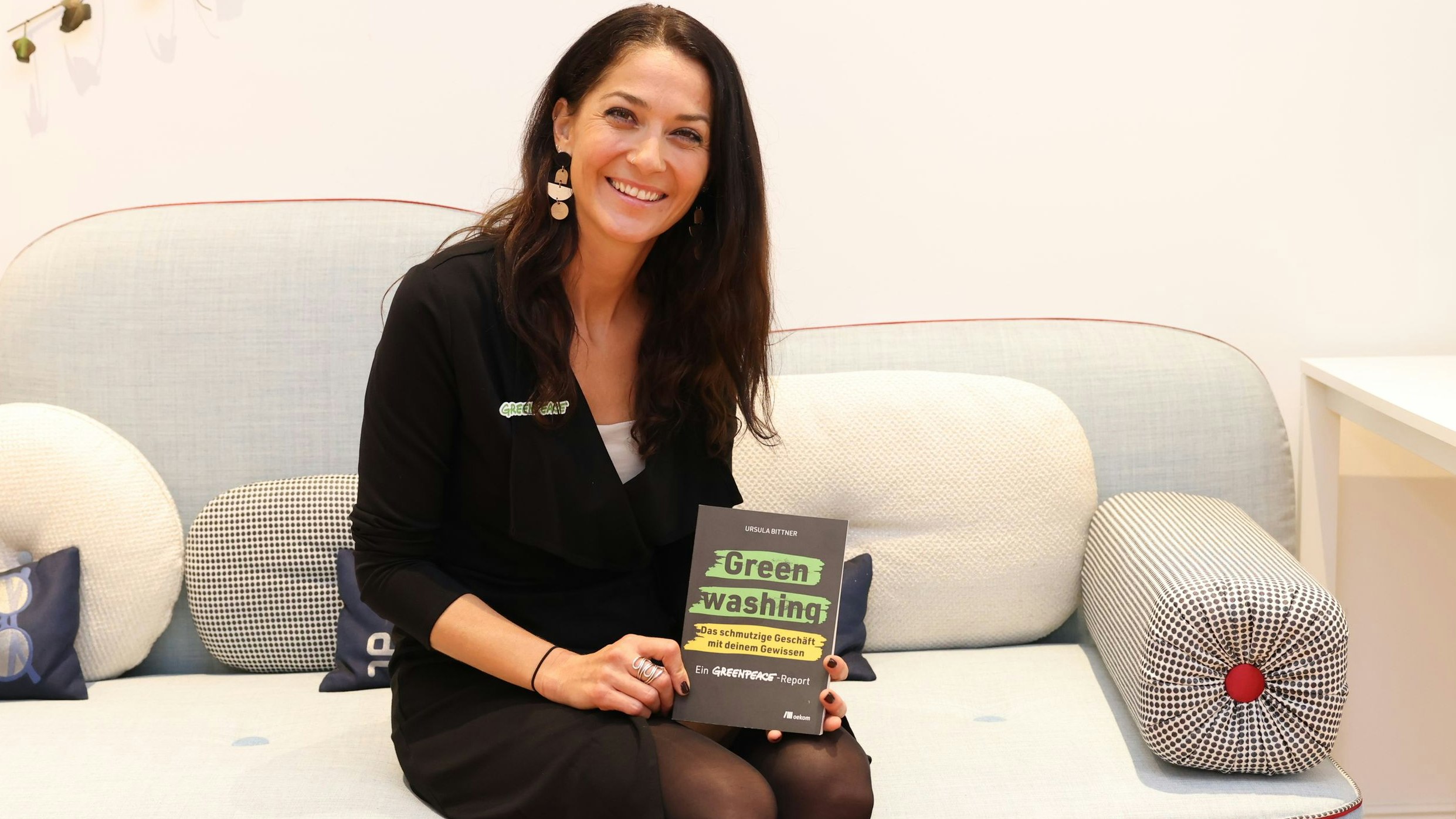 Autorin Ursula Bittner präsentiert ihr neues Buch im <em>"Heute"</em>-TV-Studio.