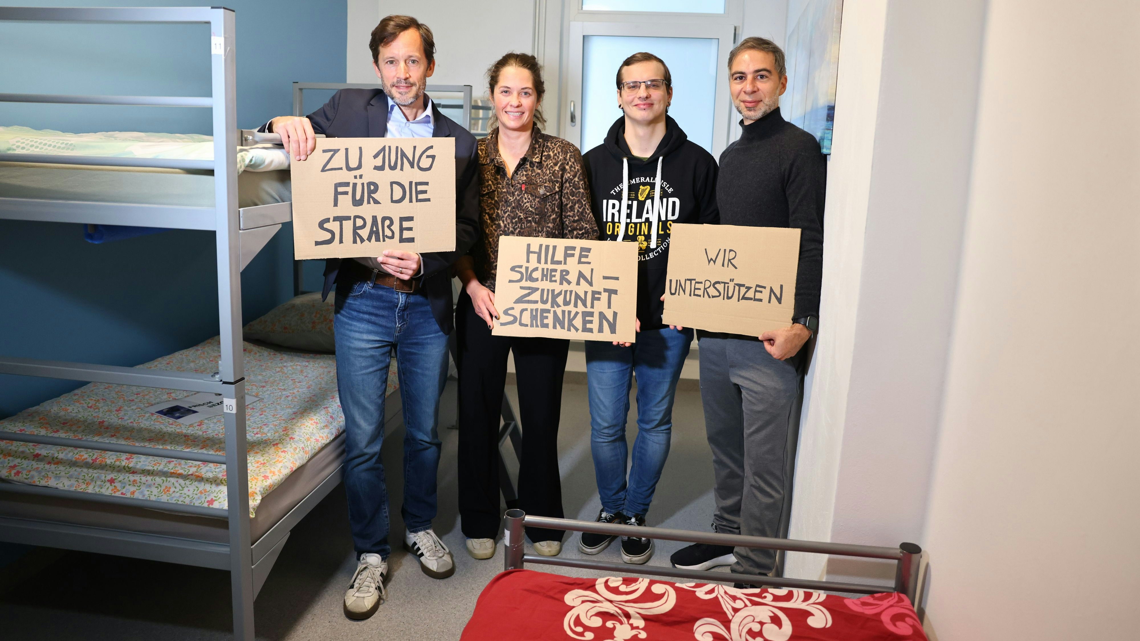 (v.l.) Caritas-Wien-Direktor Klaus Schwertner, JUCA-Leiterin Maresi Kienzer, JUCA-Peer-Betreuerin Marlene, "a_way"-Leiter Tom Adrian