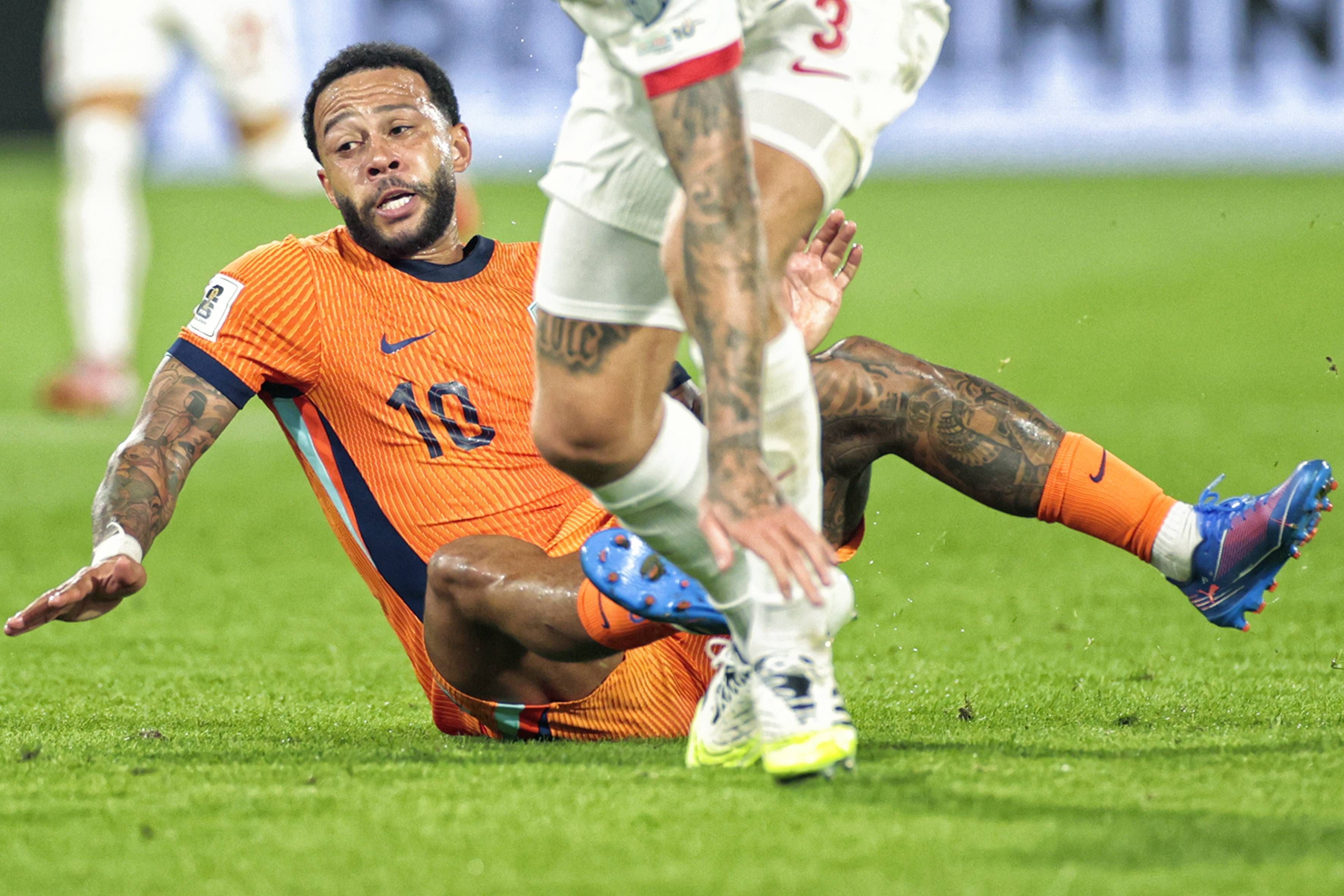 Memphis Depay muss auf der Bank sitzen.