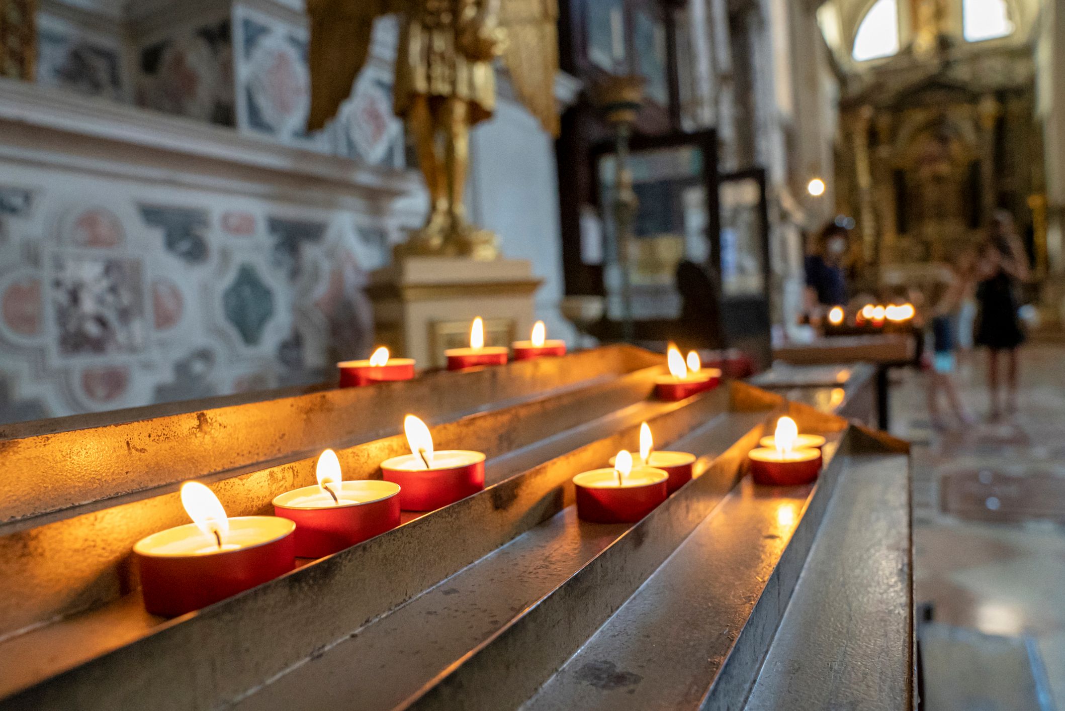 Der Mann stahl Kerzen und Rosenkränze in den Pfarrkirchen.