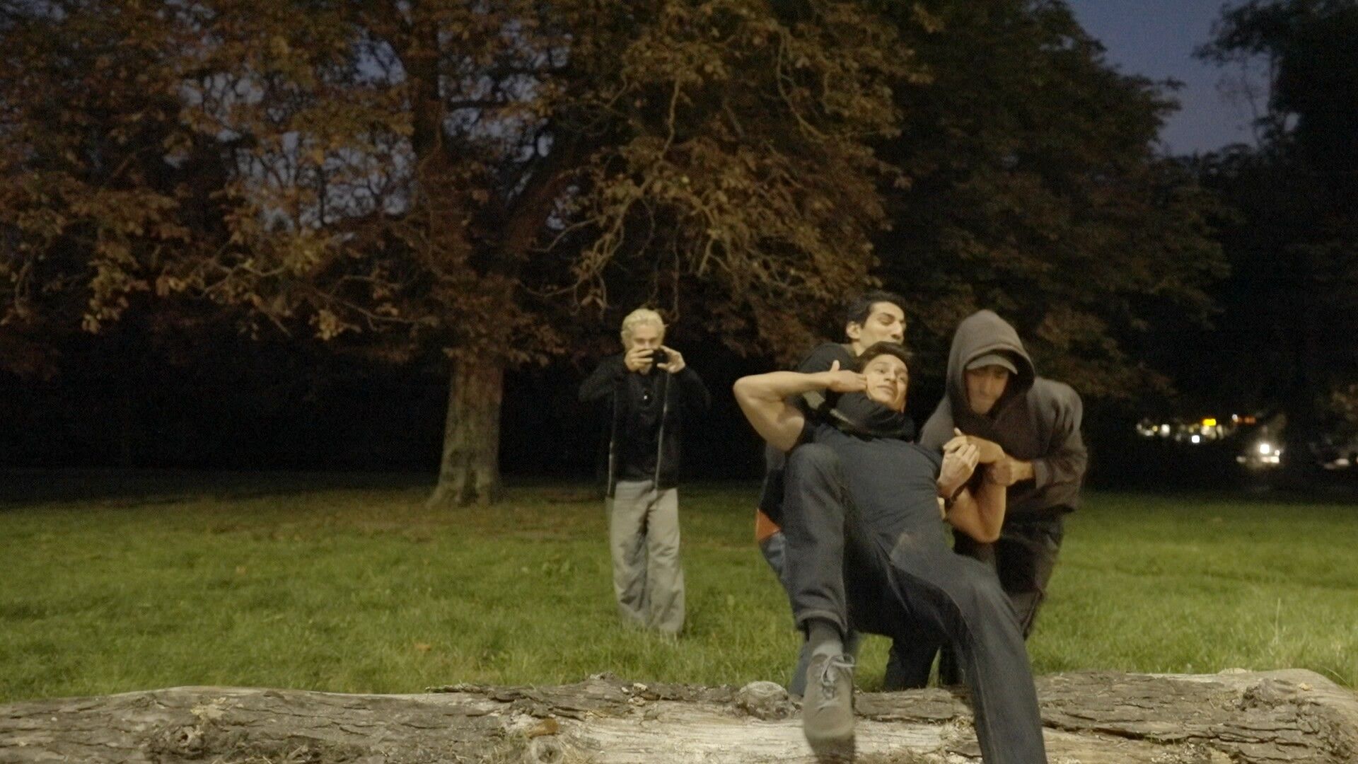 Darsteller beim Dreh von nachgestellten Szenen der Gewaltserie durch Jugendliche.