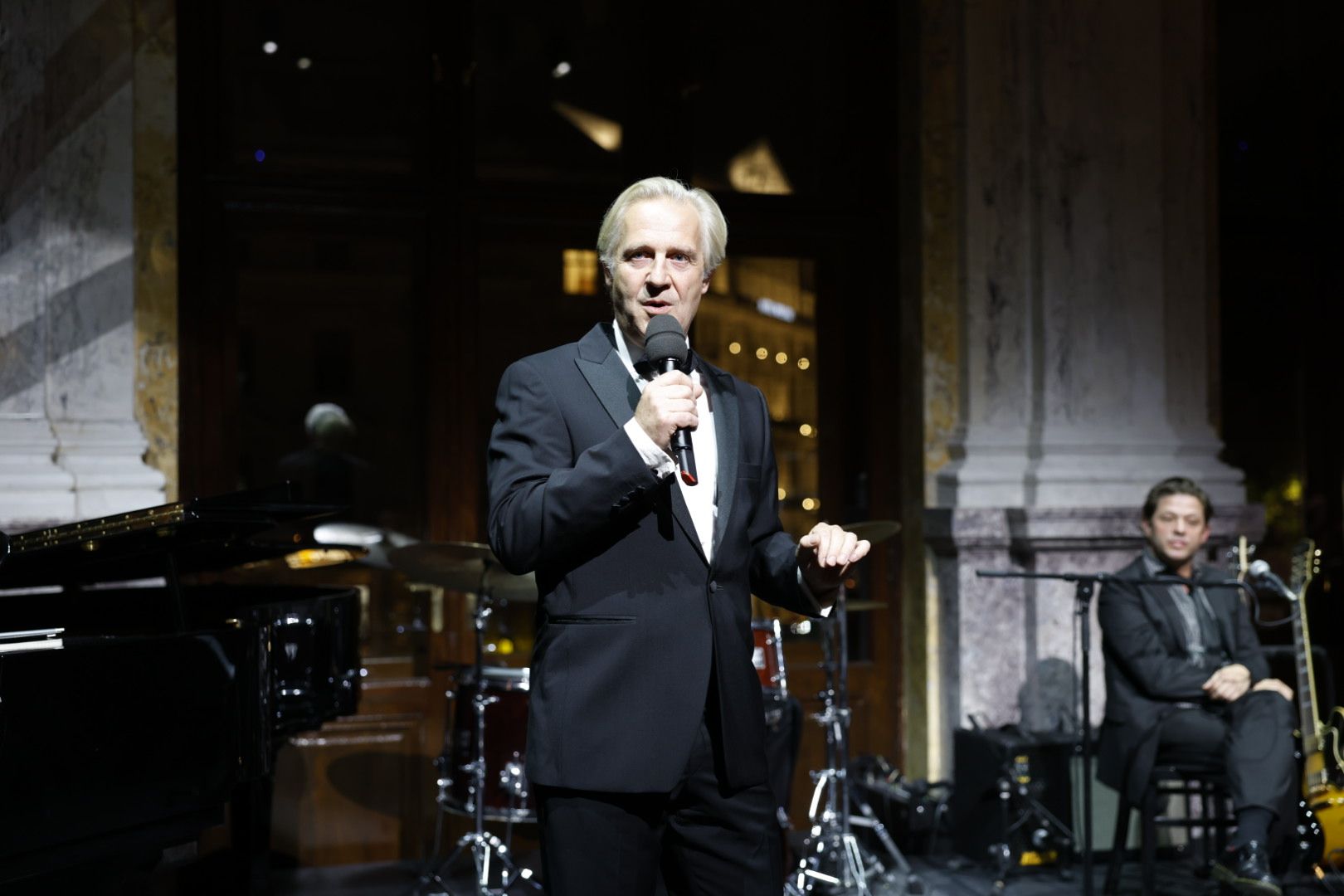 Burgtheater-Direktor Stefan Bachmann lud große Stars des Hauses zum Fundraising-Dinner.
