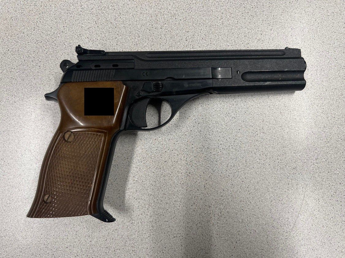 Mit dieser Spielzeugwaffe soll der Mann die Teenager bedroht haben.