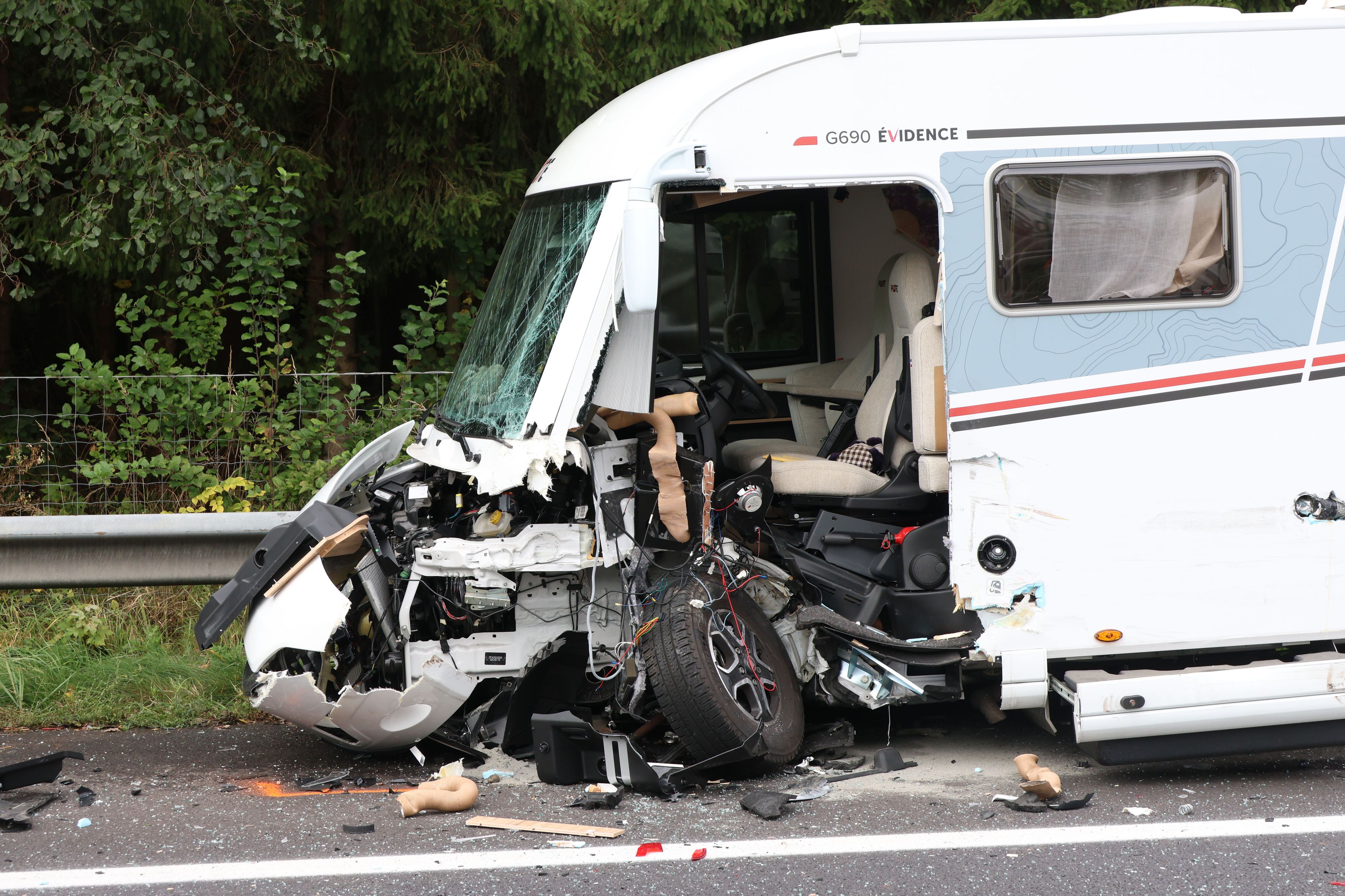 Ein Wohnmobil wurde ebenfalls schwer beschädigt.