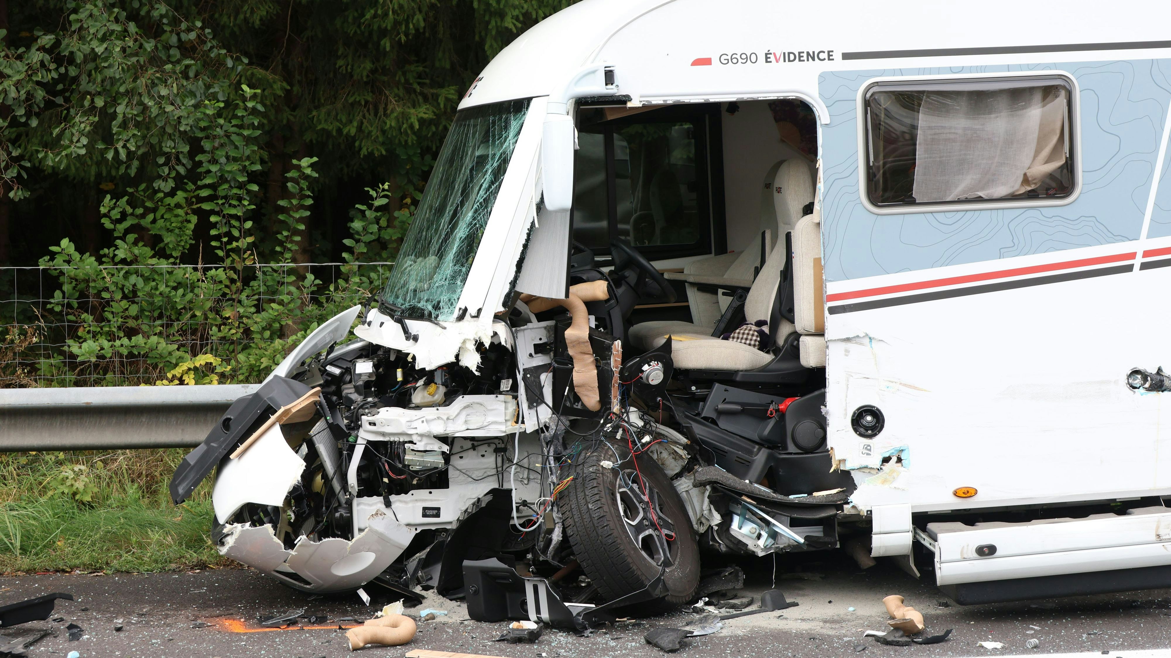 Ein Wohnmobil wurde ebenfalls schwer beschädigt.
