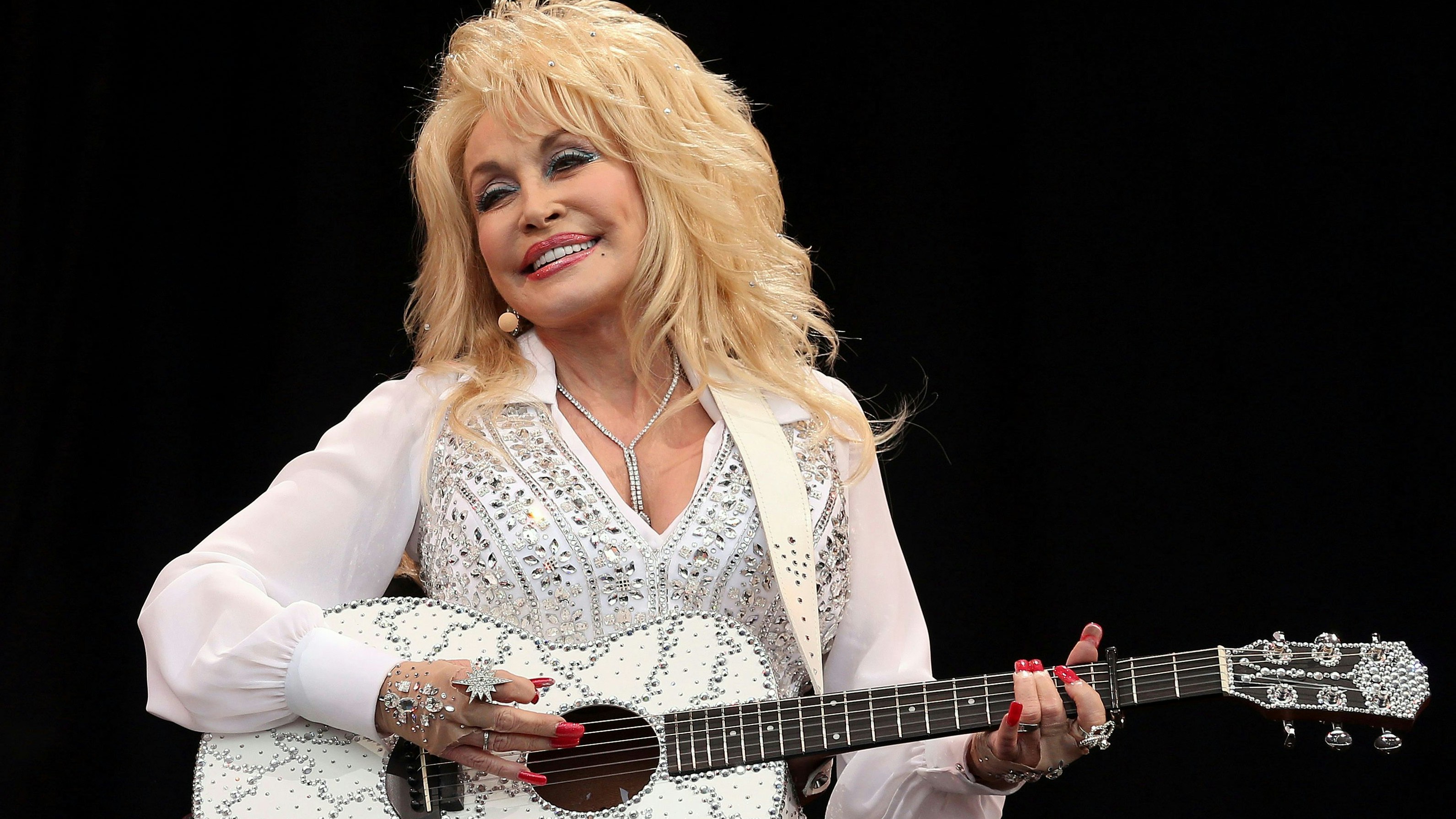 Heute.at - Sorge um Dolly Parton! Ihre Familie bittet um Gebete