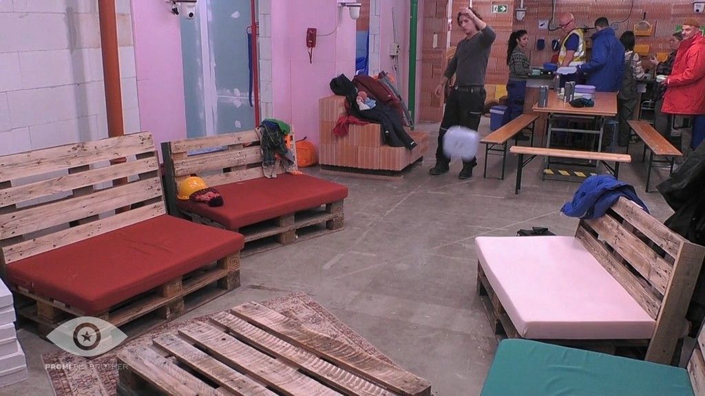 Kurzerhand fliegt Eriks Brotbox durch den Raum.