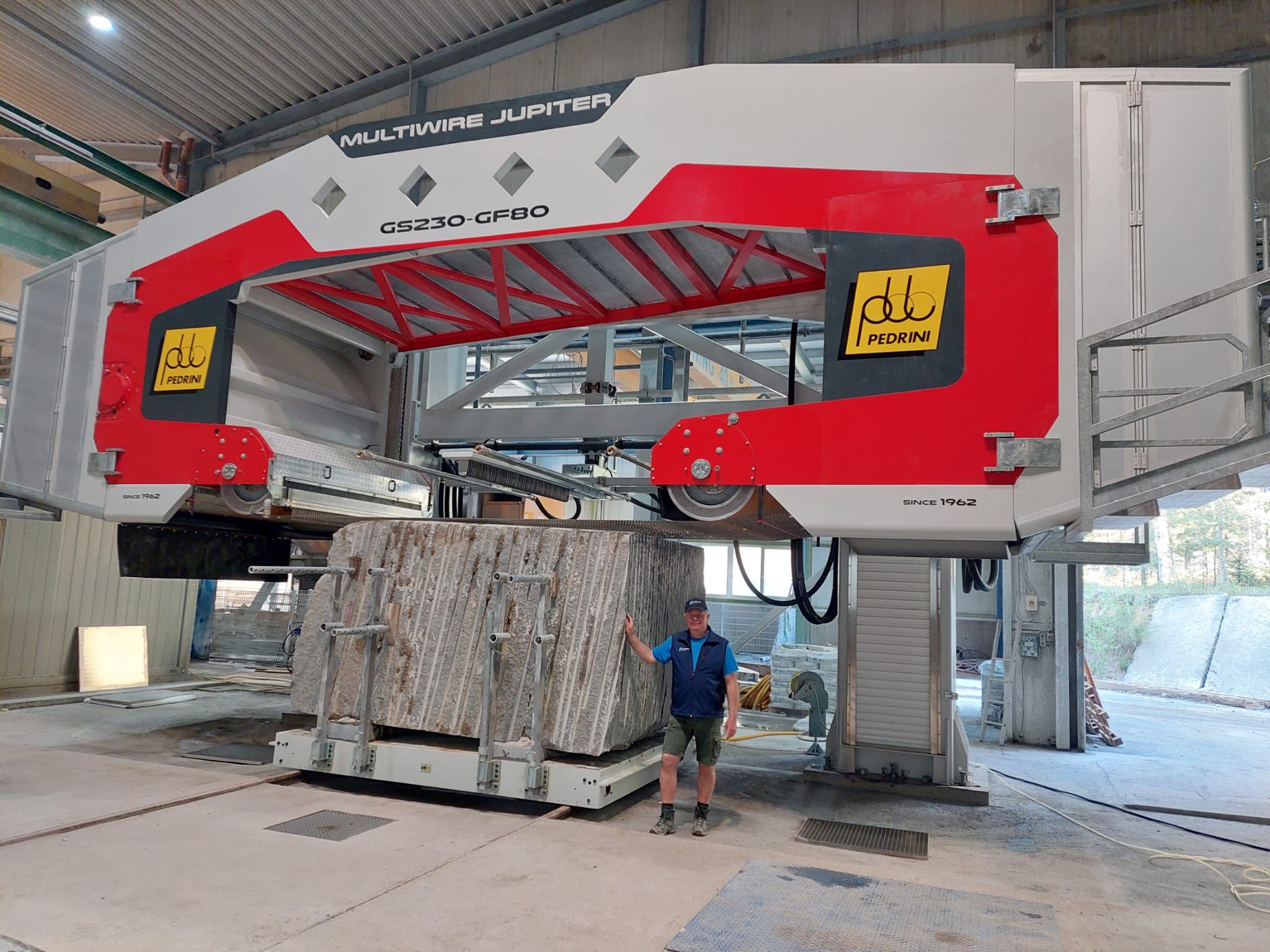 Rudolf Kammerer vor einer riesigen Granitsäge.