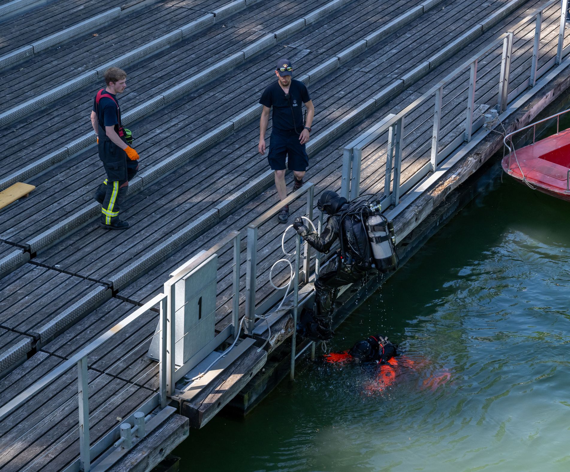 Feuerwehrtaucher suchen nach der vermissten Person. Symbolbild. 