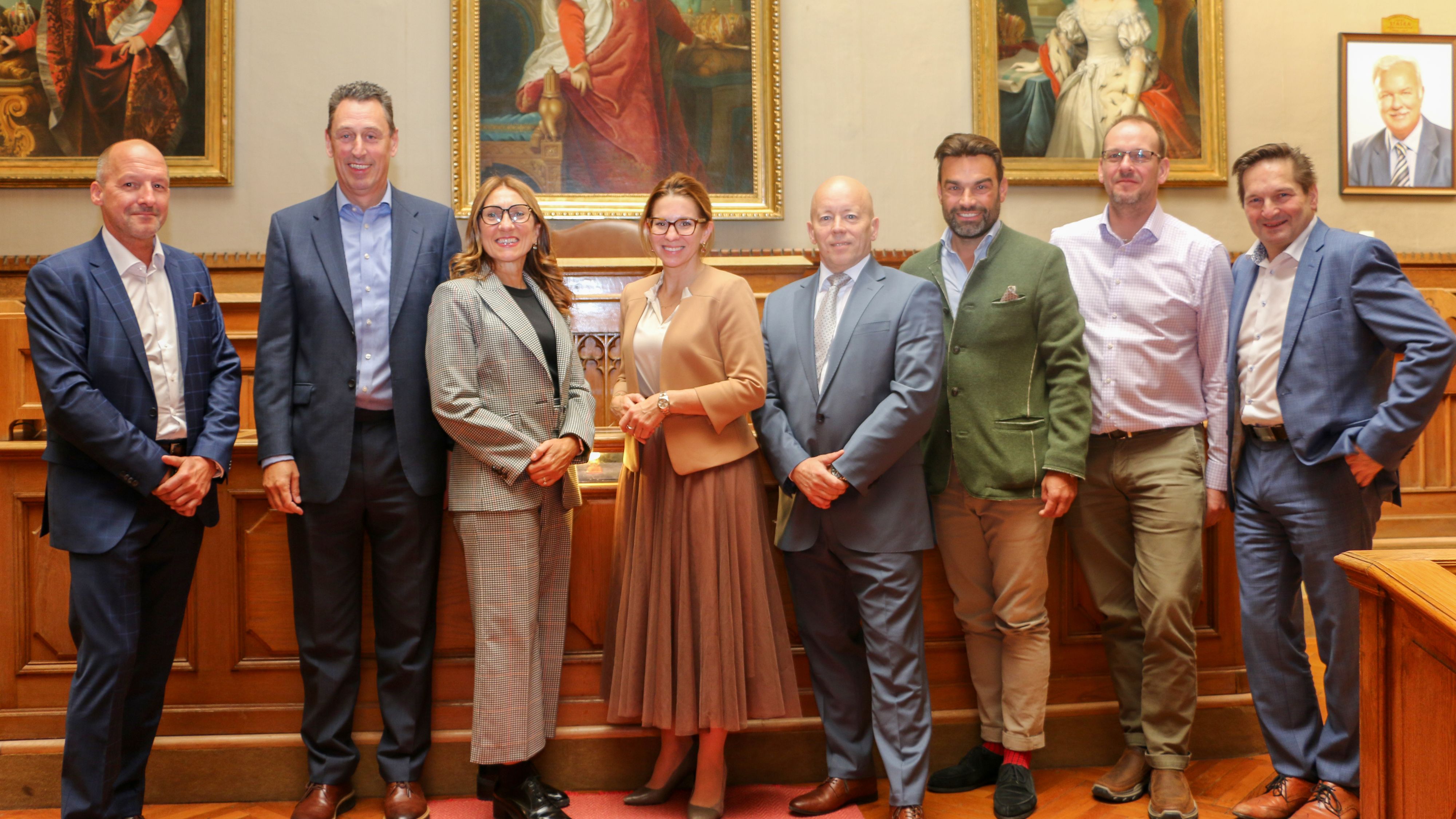 v.l.n.r.: Johannes Schuschu (Hotelbetriebsspezialist der ENSANA Health Spa Hotels), Mark Hennebry (Director Hotels of CP Holdings/Muttergesellschaft), Francesca Mura (Entwicklungsmanagerin der ENSANA Health Spa Hotels), Bürgermeisterin Carmen Jeitler-Cincelli, Frank Halmos (CEO der ENSANA Health Spa Hotels), Markus Wolfesberger (Projektverantwortlicher Grandhotel Sauerhof), Dennis Werian (Hotel Asset Manager of CP Holdings) und Klaus Lorenz (Tourismusdirektor)