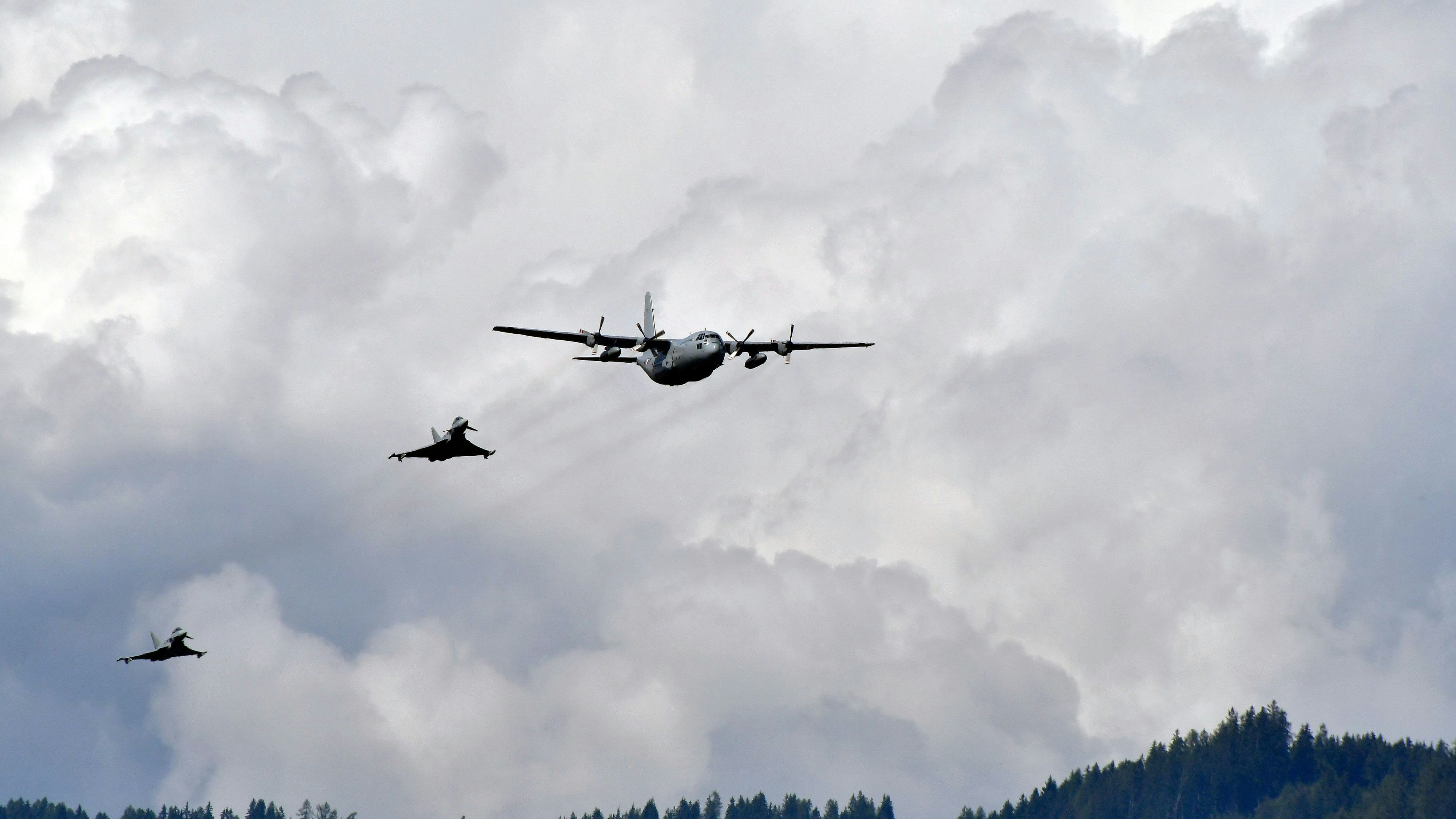 Zwei Eurofighter stiegen auf, um die Boeing zu überprüfen. Symbolbild.