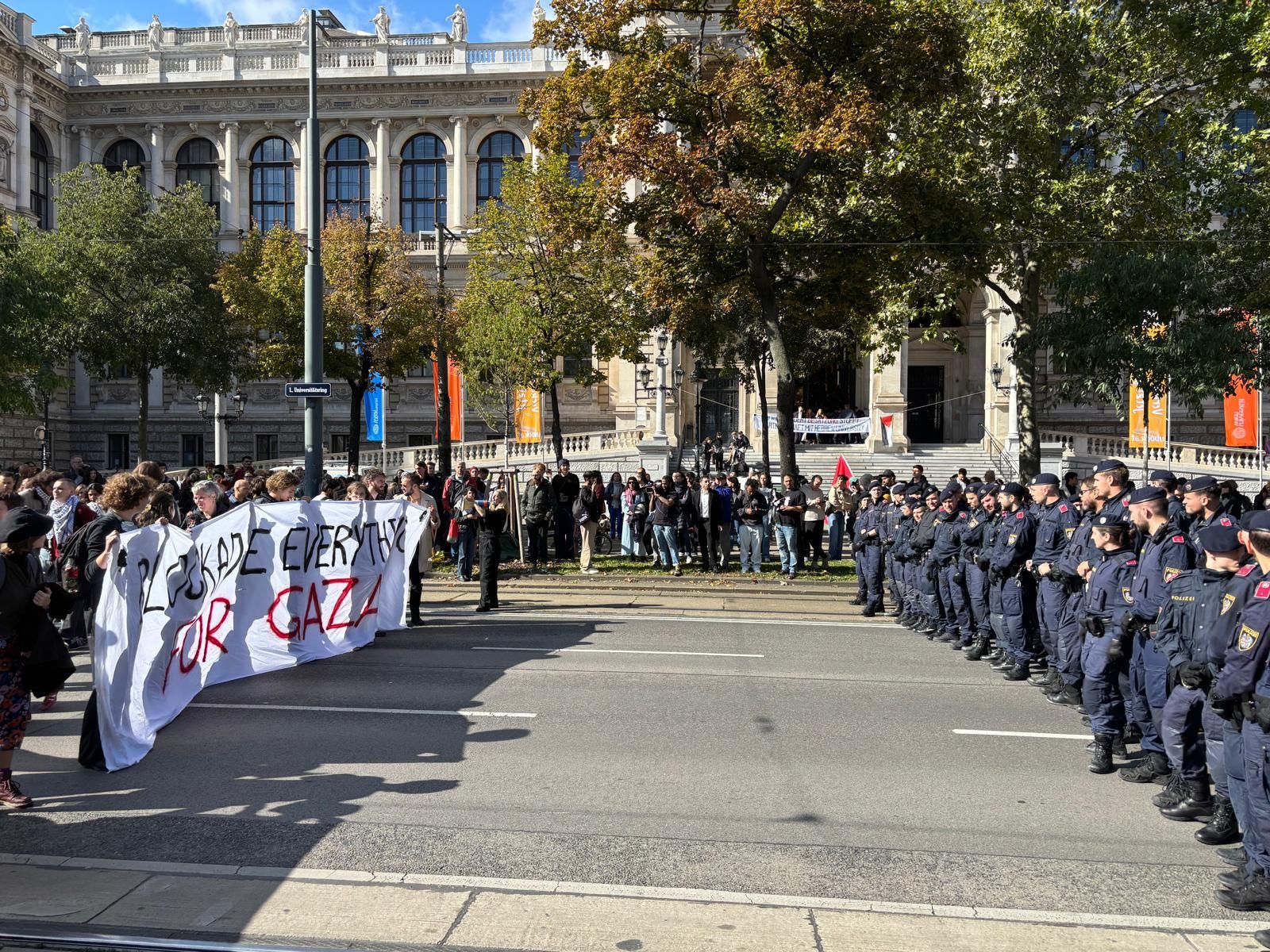 Rund 700 Demonstranten stehen mehr als 100 Polizisten gegenüber.
