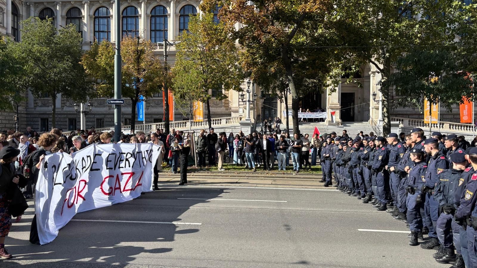 Heute.at - Gaza-Protest vor Hauptuni – Jetzt räumt die Polizei