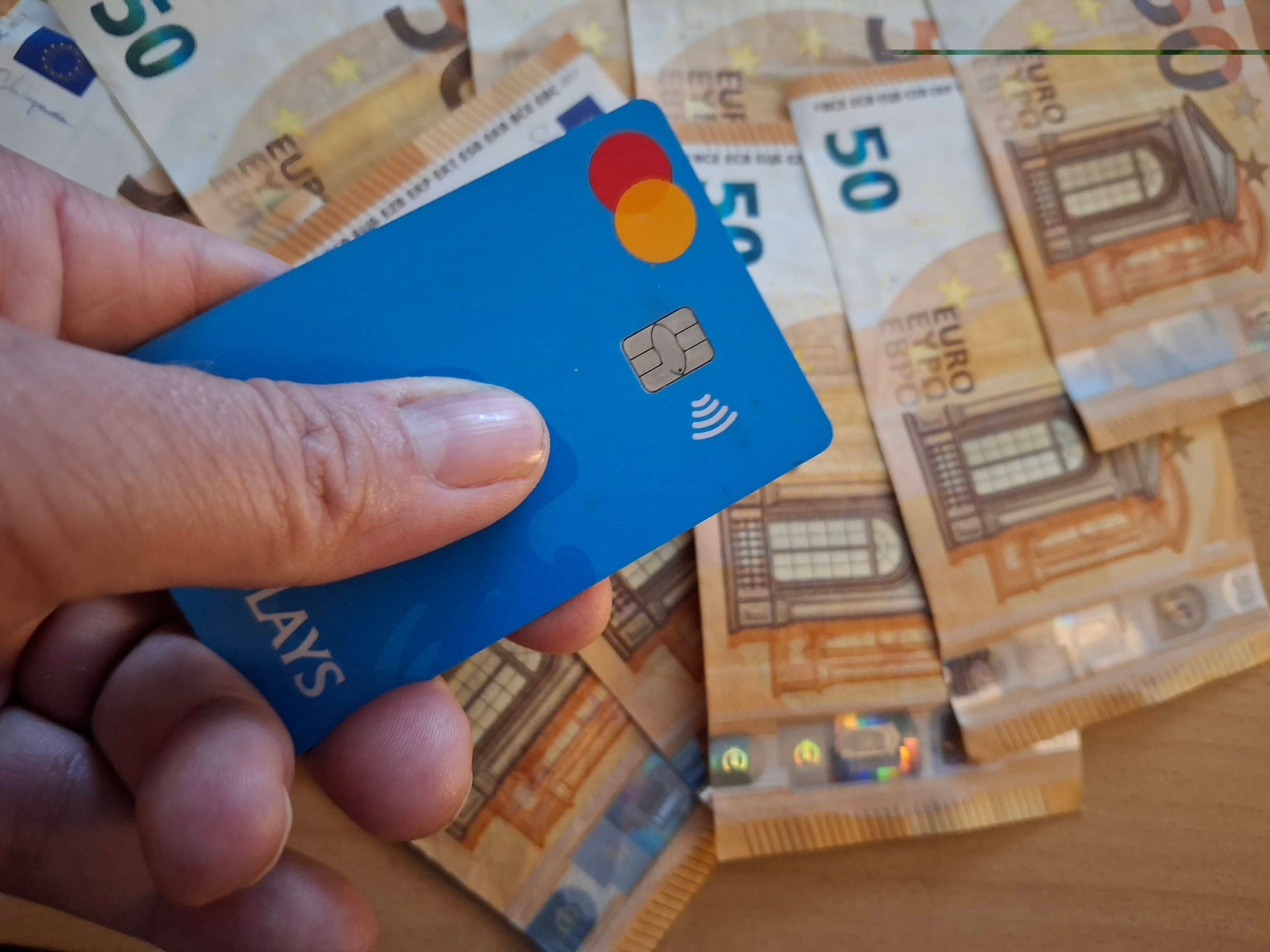 Mit der Bezahlkarte können nur bestimmte Waren gekauft werden. (Symbolbild)