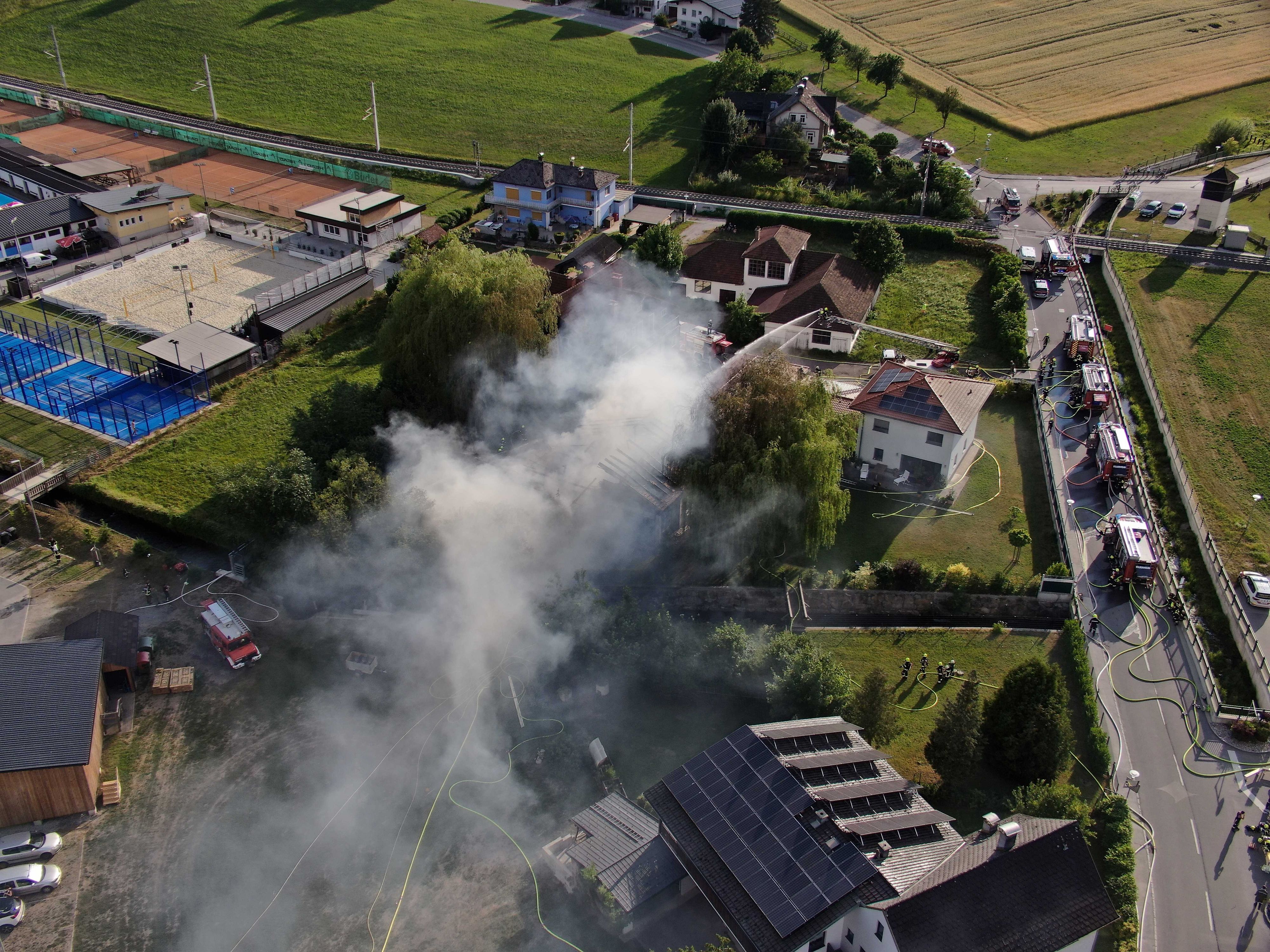 Großeinsatz: Mann fackelte eigenes Haus ab.
