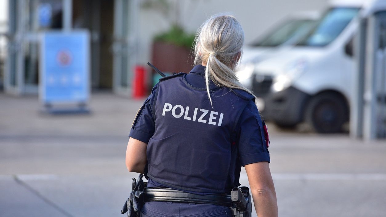 Heute.at - Party-Polizistin stieg Türsteher an – 800 € Strafe!