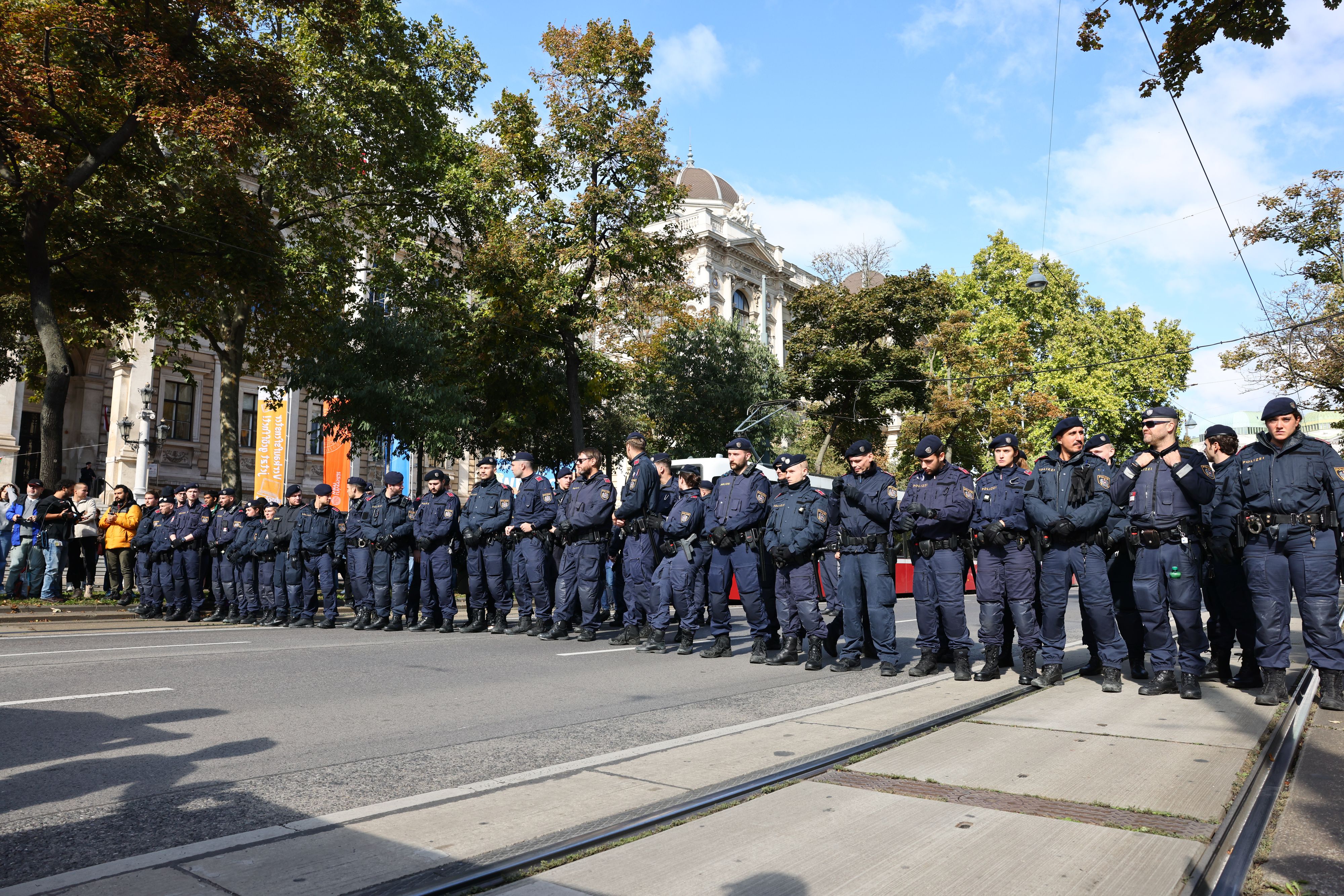 Rund 100 Polizisten mussten anrücken.