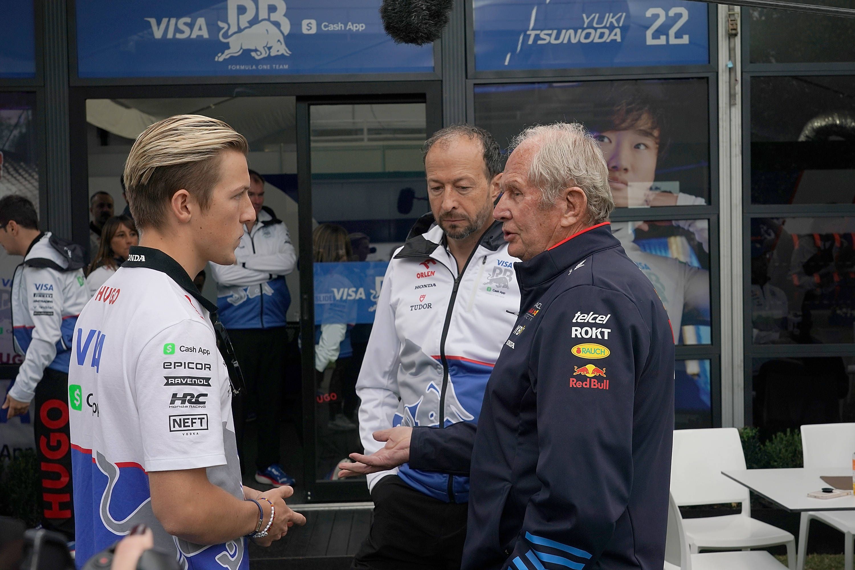 Red-Bull-Motorsportberater Helmut Marko und Racing-Bulls-Fahrer Liam Lawson. 