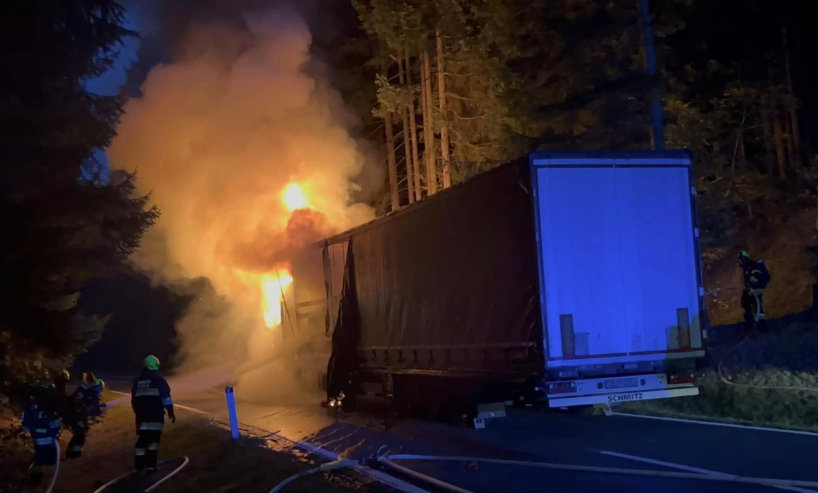Der Lkw stand nach kurzer Zeit in Vollbrand.