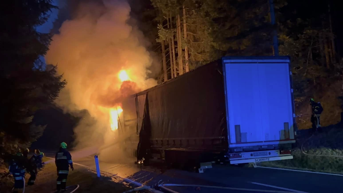 Heute.at - Lkw geht während der Fahrt plötzlich in Flammen auf