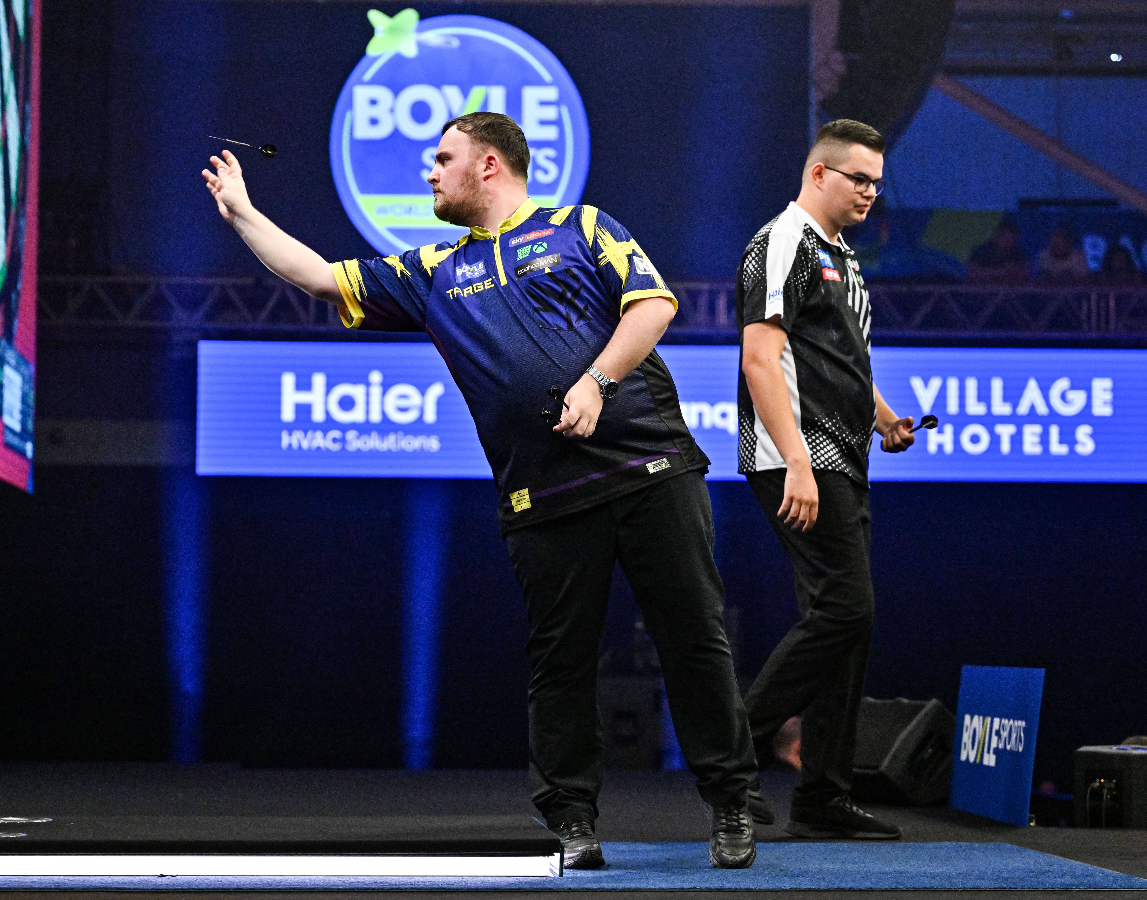 Luke Littler schlägt Gian van Veen.