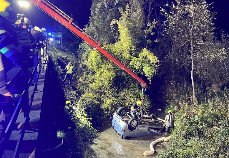 Der Wagen landete im Warmen Bach und blieb am Dach liegen.