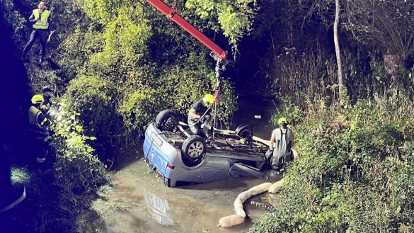 Heute.at - Autofahrer nach Sturz in Bach in Unfall-Wrack gefangen