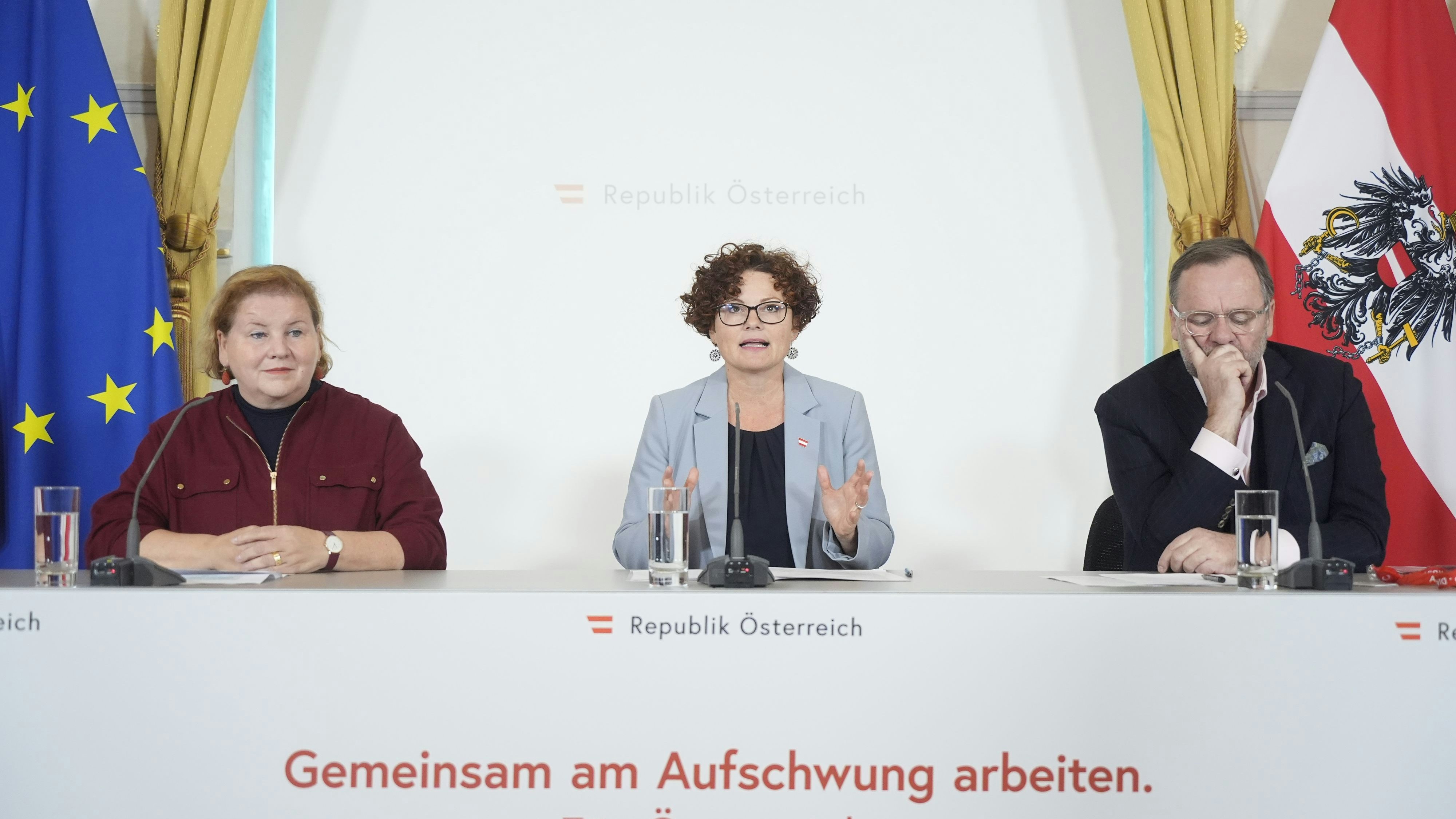 Arbeitsministerin Schumann, Tourismus-Staatssekretärin Zehetner und Deregulierungs-Staatssekretär Schellhorn im Pressefoyer.