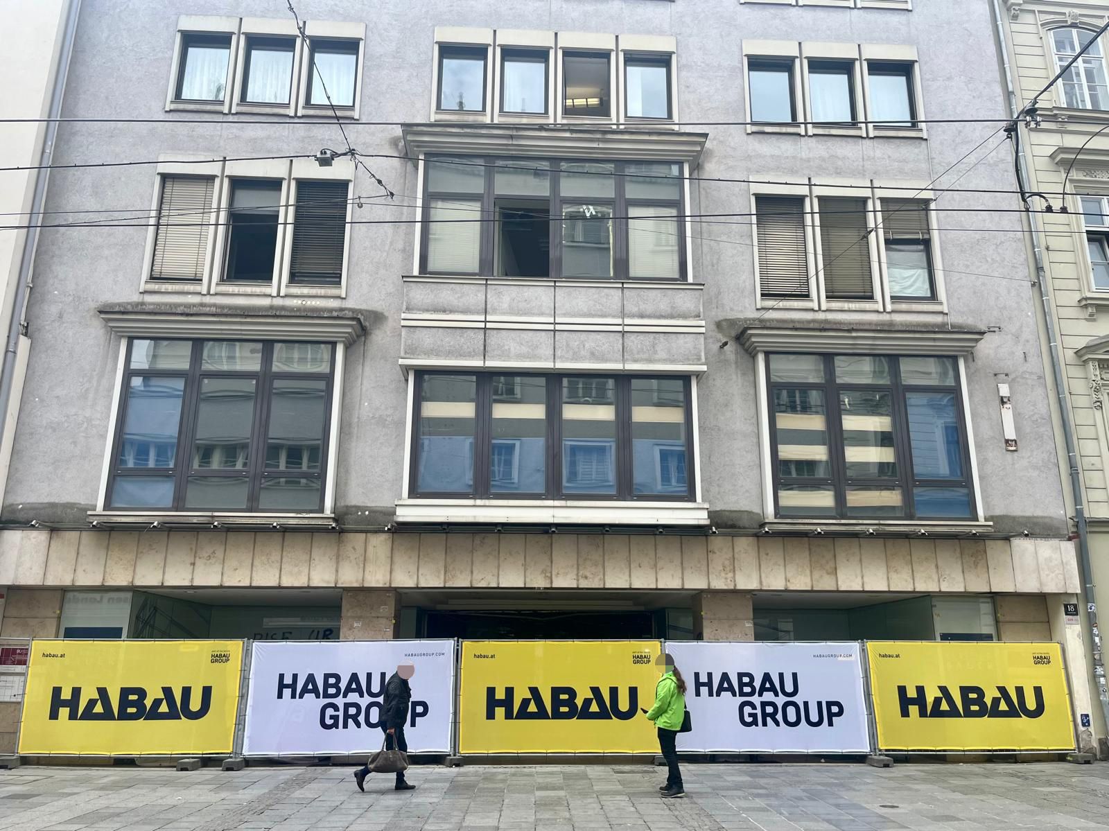 Nach langem Stillstand wird die Kleider-Bauer-Filiale auf der Linzer Landstraße nun endlich saniert.