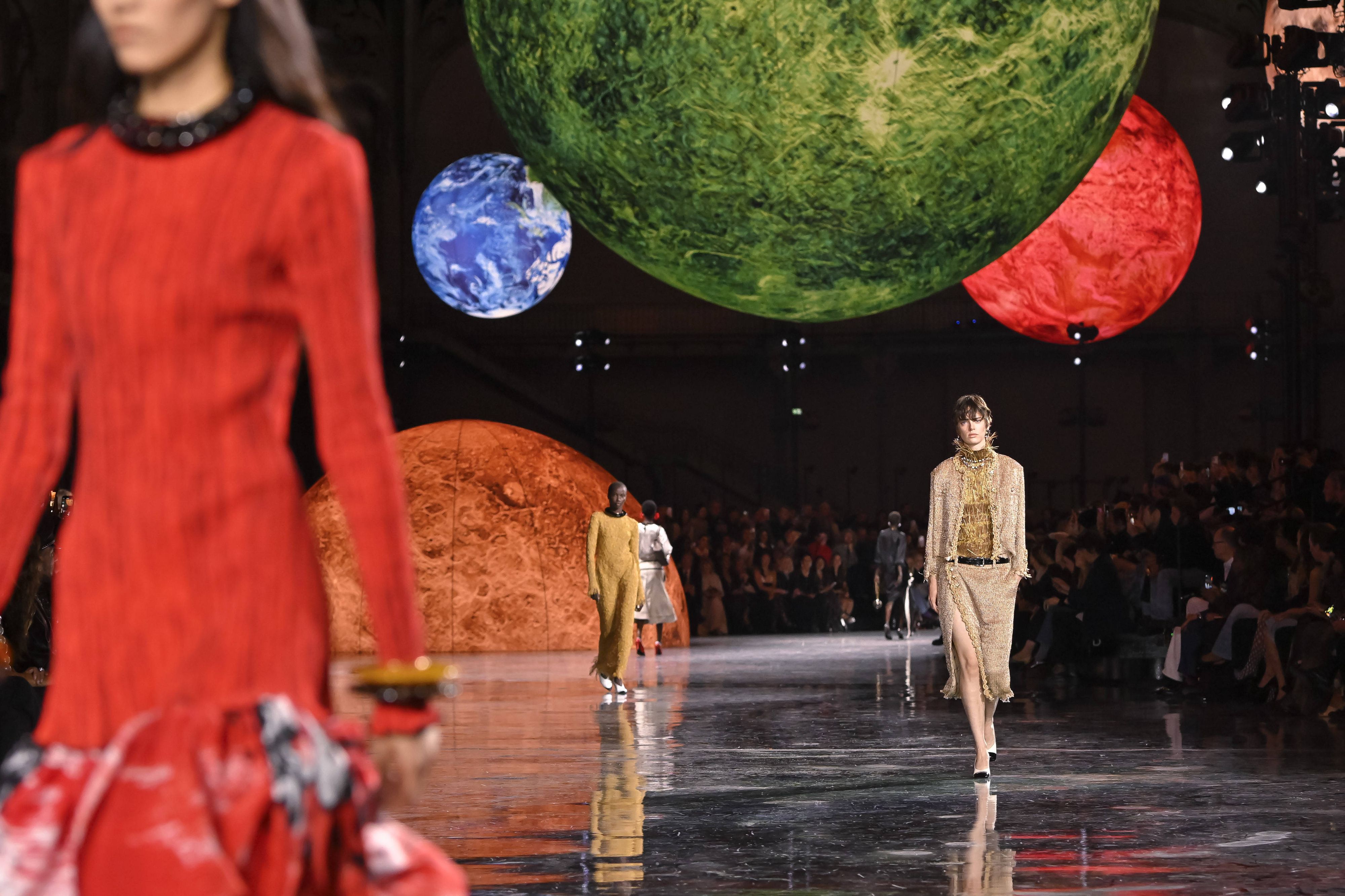 Matthieu Blazy dekonstruiert das strenge und formelle Chanel-Kostüm.