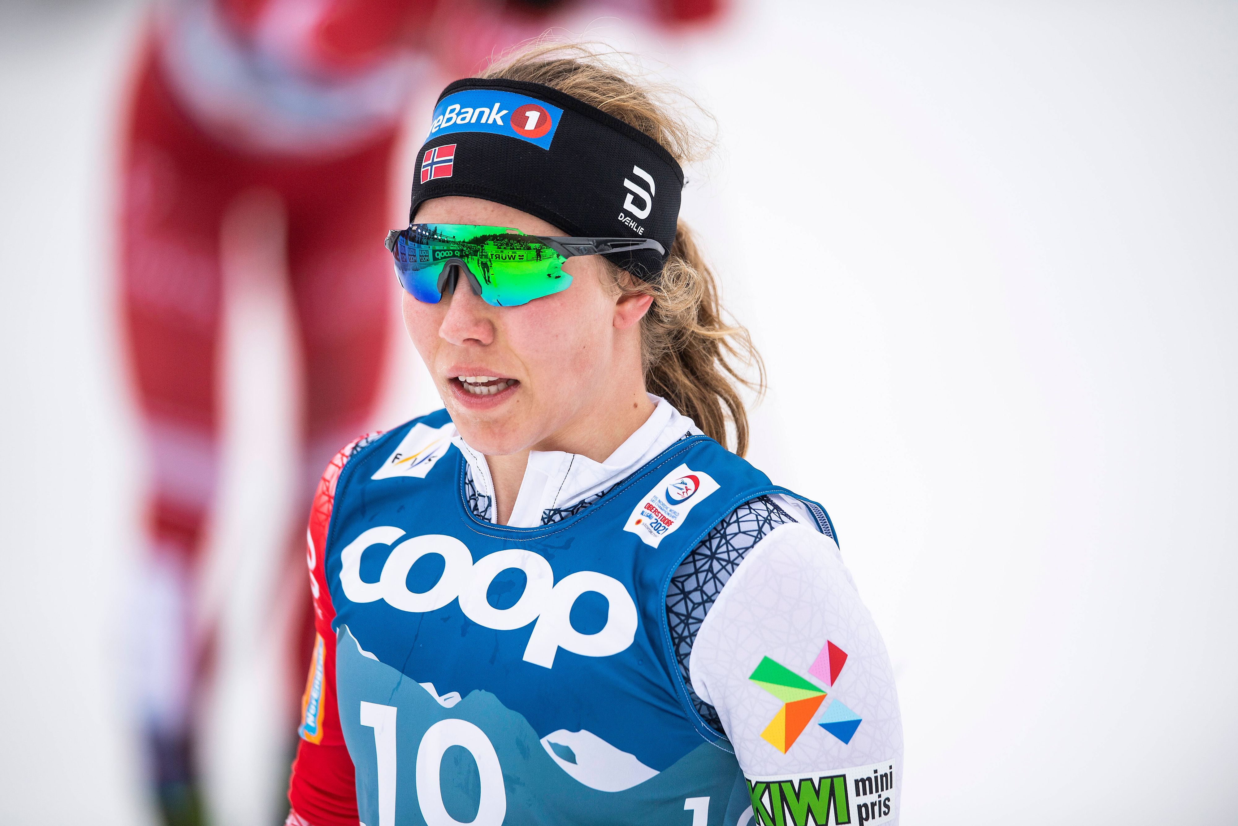 Helene Marie Fossesholm stellt die Langlauf-Ski ins Eck.