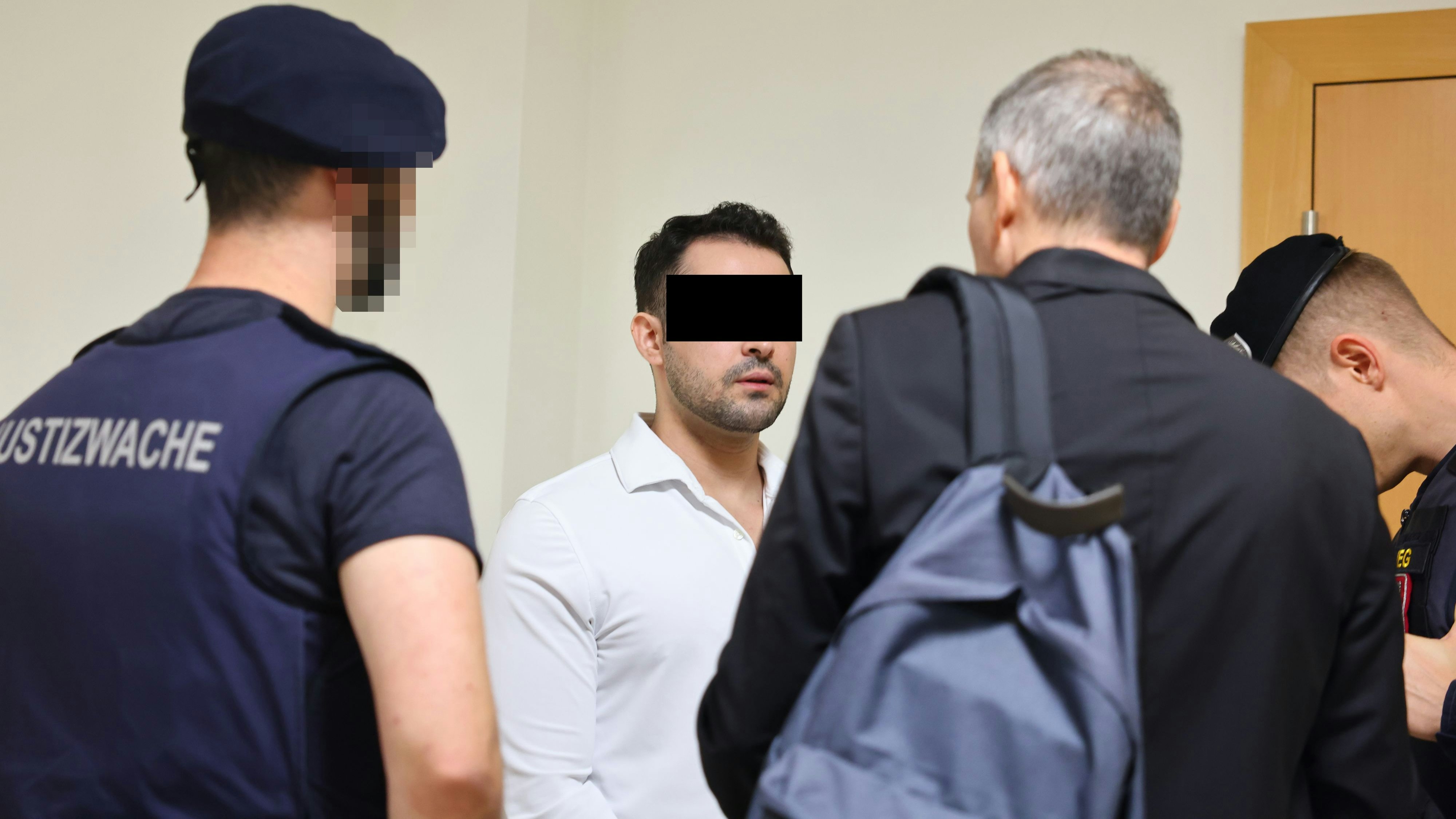 2 Jahre teilbedingte Haft: Verdächtiger mit seinem Verteidiger. 