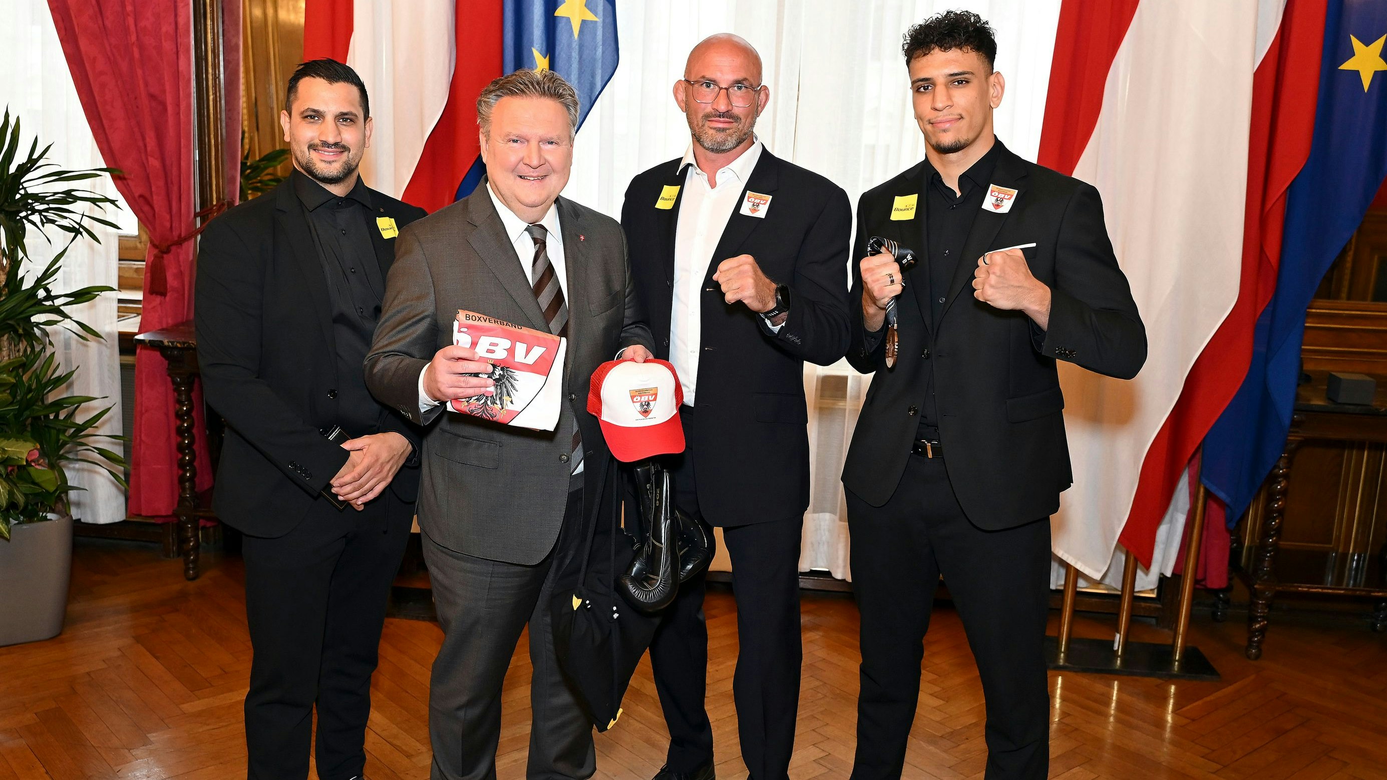 v.l.n.r.: Trainer Marcos Nader, Bürgermeister Michael Ludwig, Nationalteamtrainer Thomas Knöbl, Boxer Michael Derouiche im Wiener Rathaus.