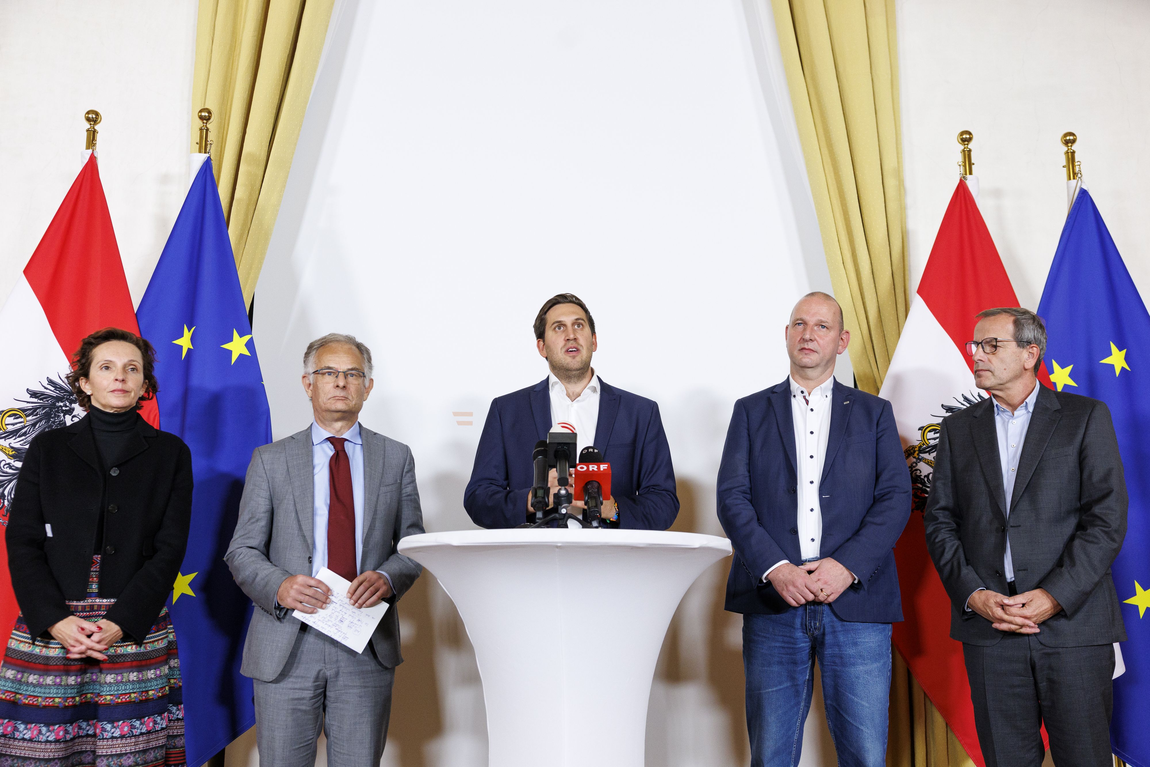 Im Bild: (v.l.) Martina Künsberg Sarre (NEOS), Finanzminister Markus Marterbauer (SPÖ), Staatssekretär Alexander Pröll (ÖVP), GÖD-Vorsitzender Eckehard Quin und younion-Vorsitzender Christian Meidlinger.