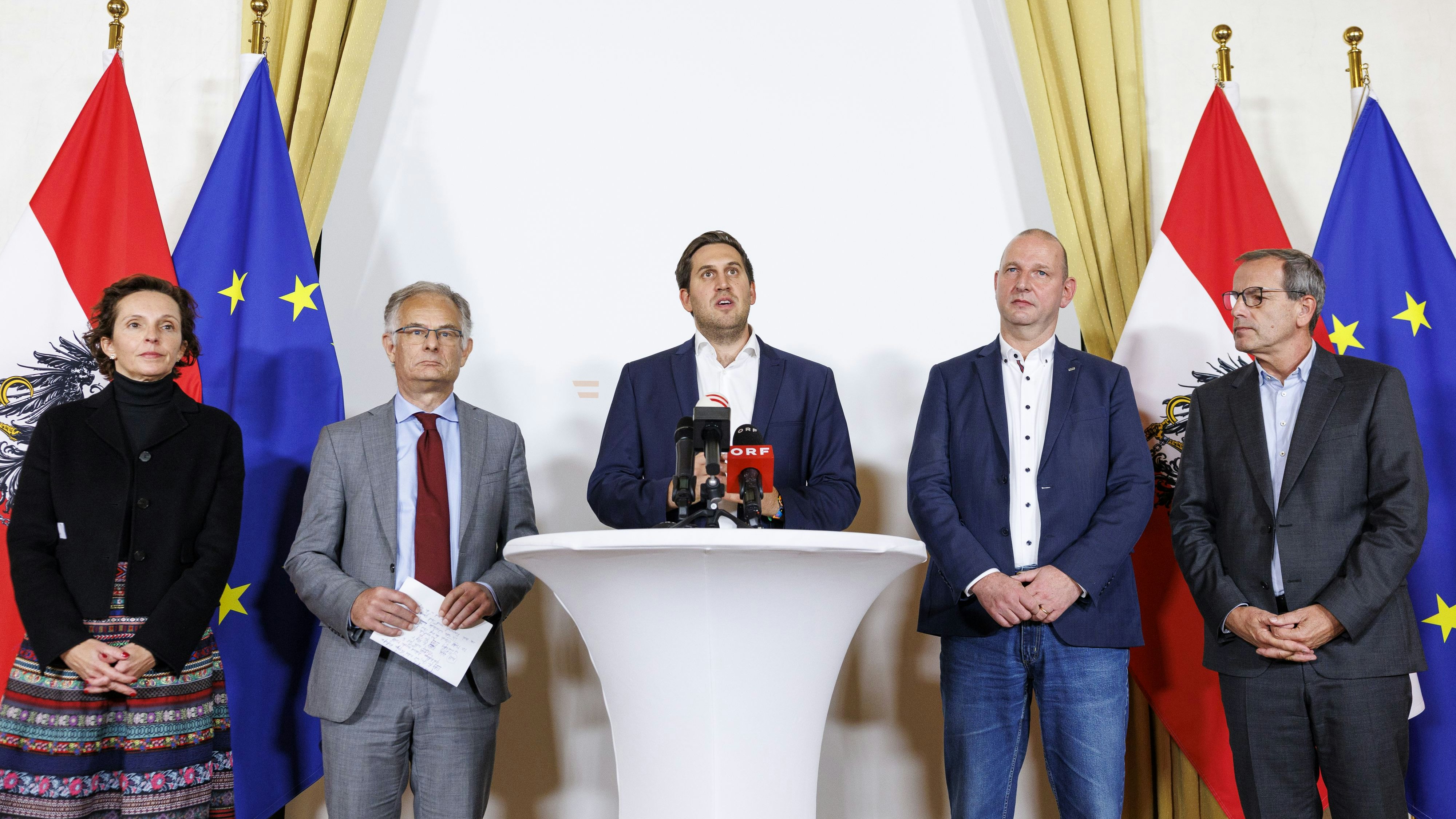 Im Bild: (v.l.) Martina Künsberg Sarre (NEOS), Finanzminister Markus Marterbauer (SPÖ), Staatssekretär Alexander Pröll (ÖVP), GÖD-Vorsitzender Eckehard Quin und younion-Vorsitzender Christian Meidlinger.