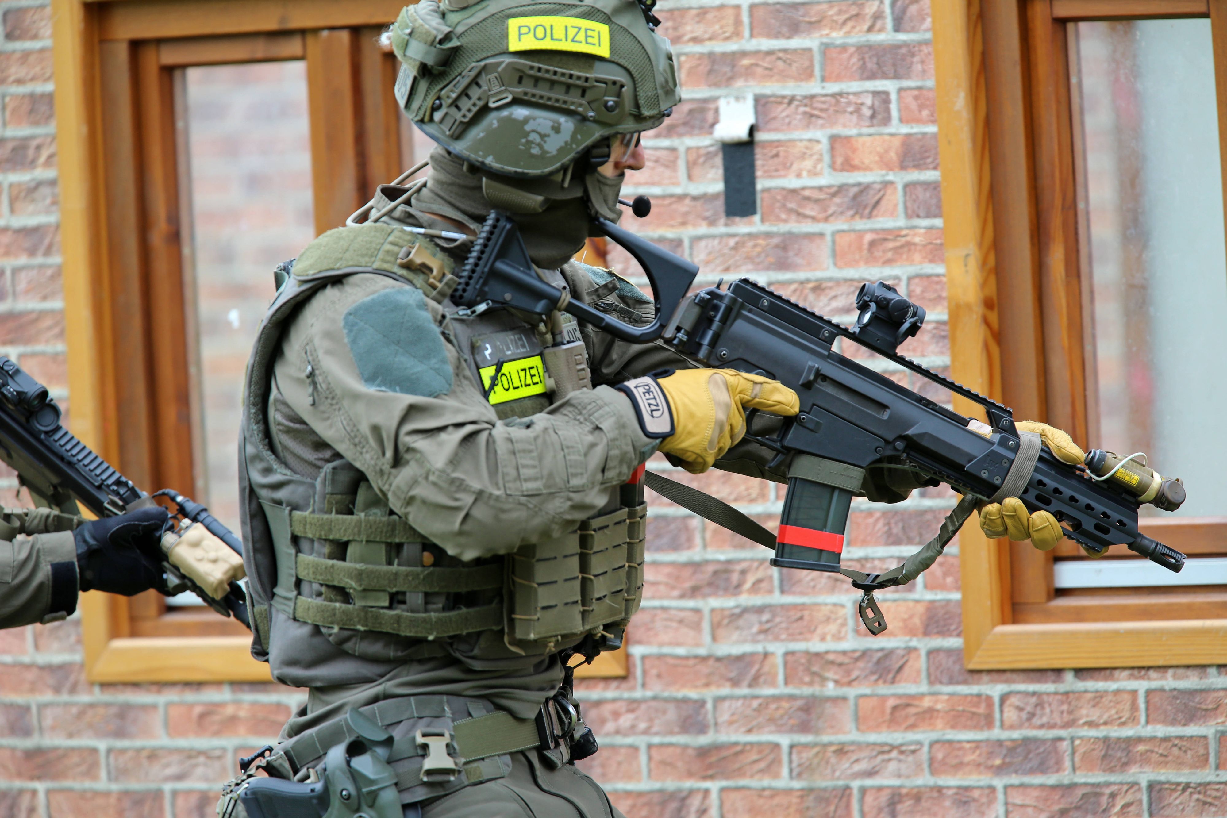 Auch das Spezialkommando (SEK) steht im Einsatz. Symbolbild.