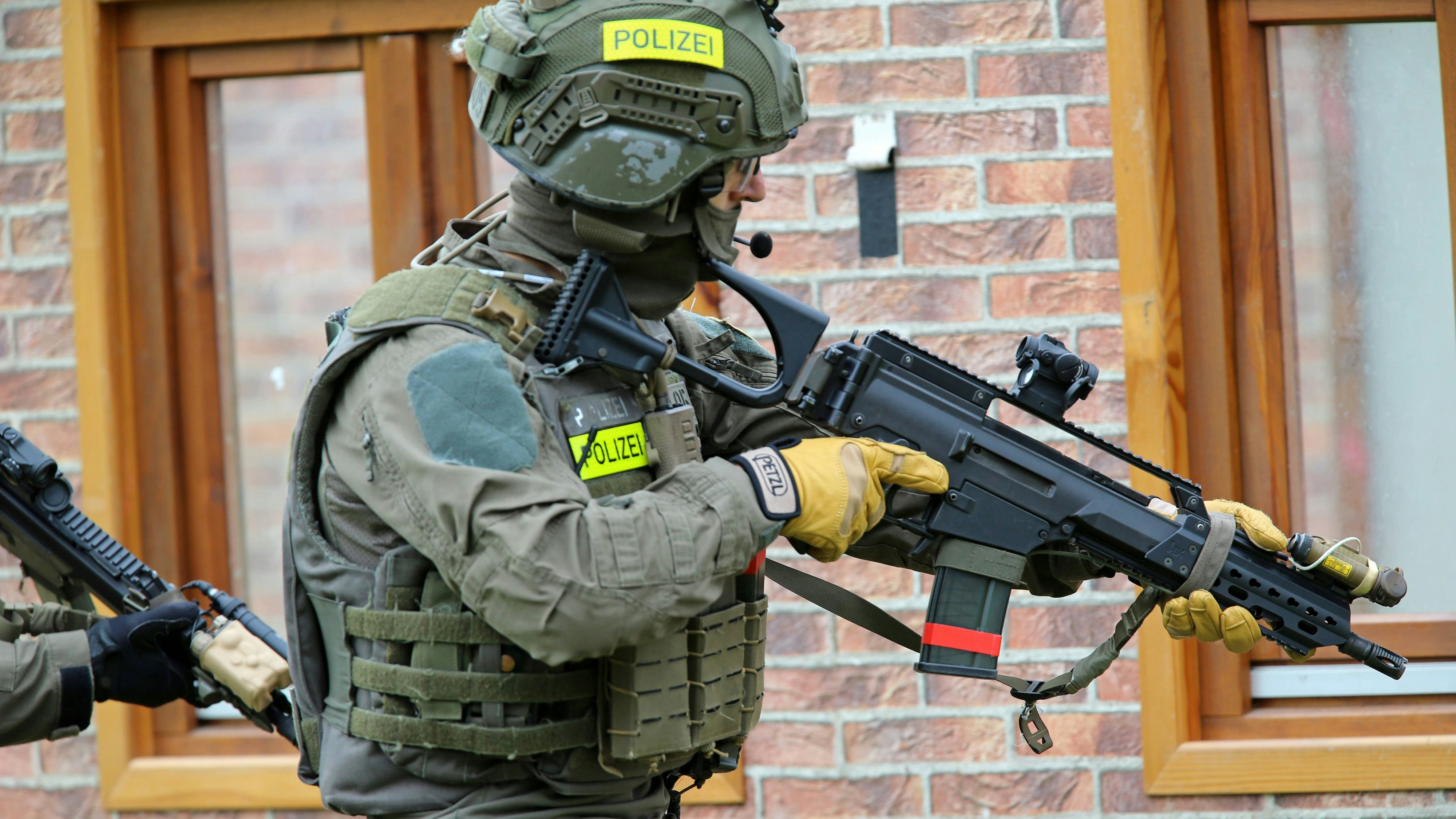 Heute.at - Amok-Alarm an Berufsschule! Spezialeinheit vor Ort