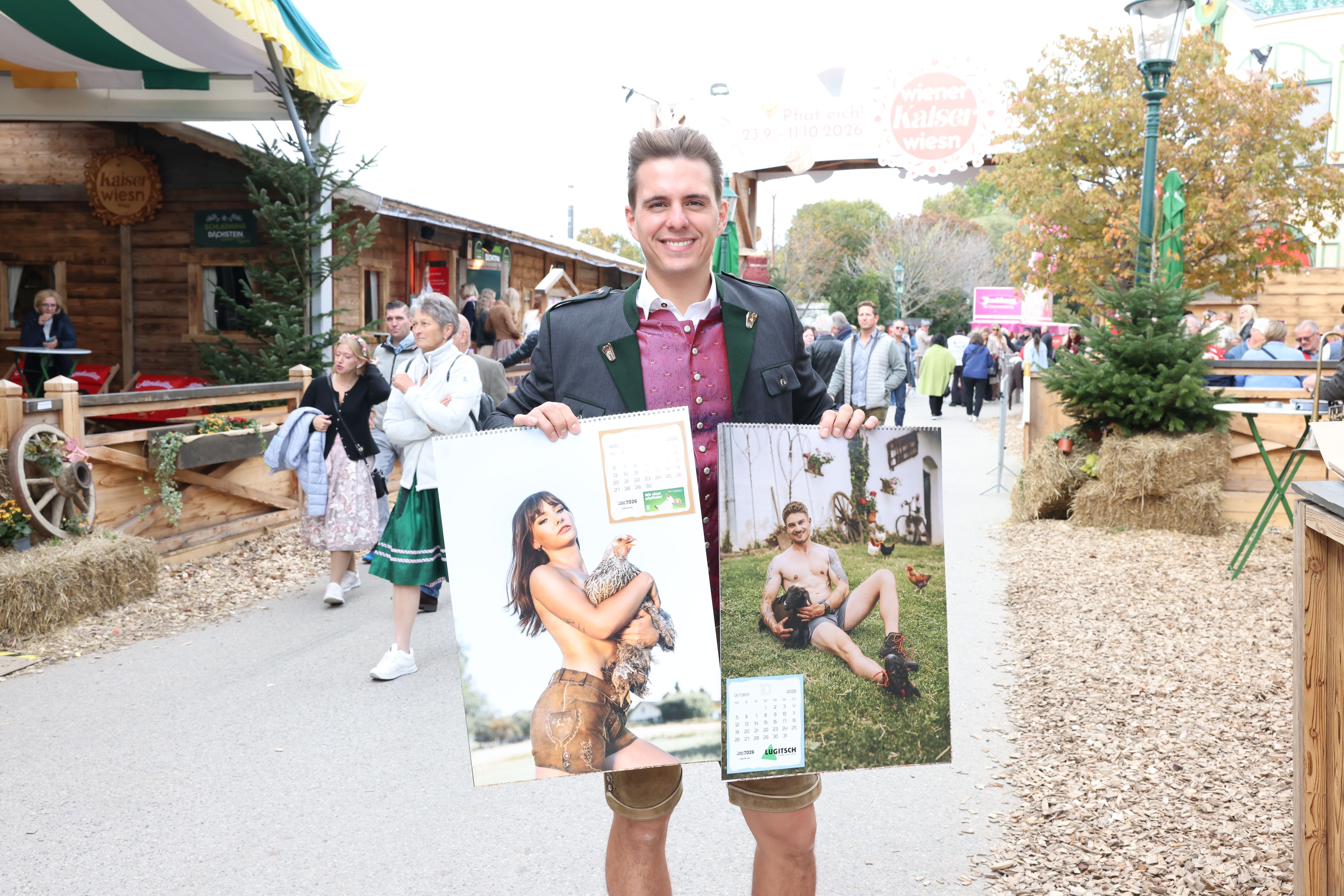 Philipp Knefz ist zurecht stolz auf die beiden Kalender für das kommende Jahr.