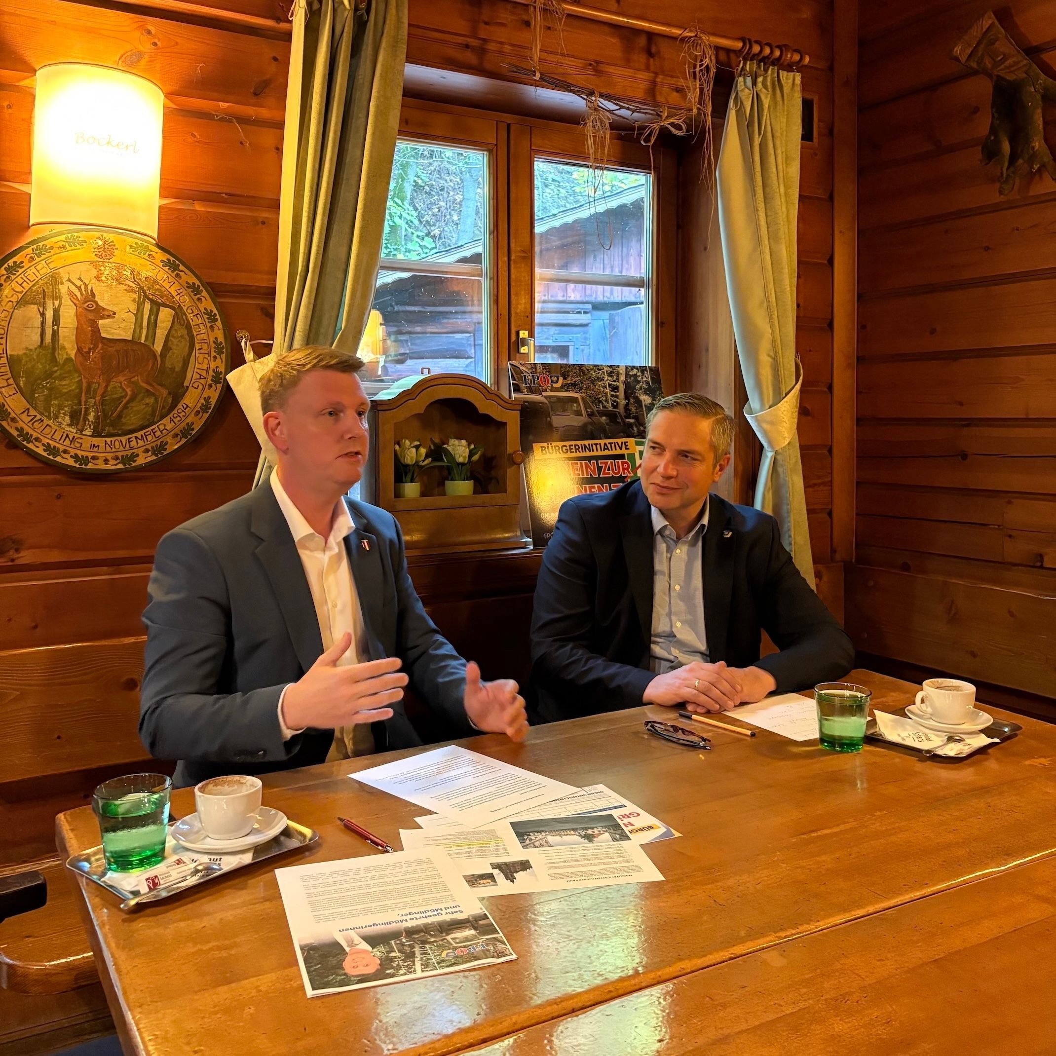 Streitthema Parkgebühren in Mödling: Harald Thau und Hubert Keyl bei der Pressekonferenz der FPÖ