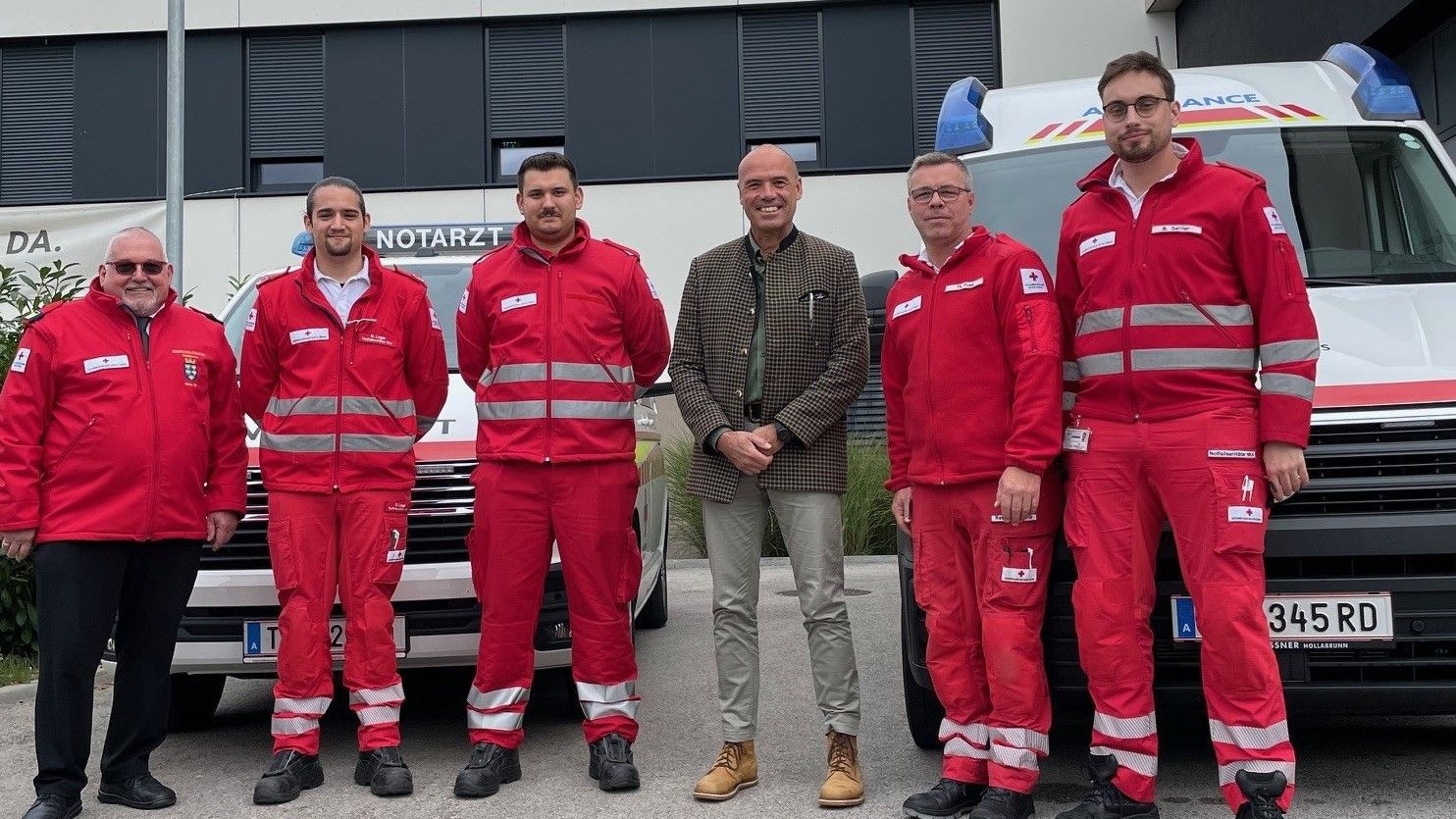 Am Foto von links nach rechts: Rotkreuz-Bezirksstellenleiter Günter Sidy, Daniel Logar, Adrijan Keri, Mag. Walter Woitsch, Thomas Fuss und Bernhard Sattler; Notarzt Dr. Philip Wimmer war beruflich verhindert