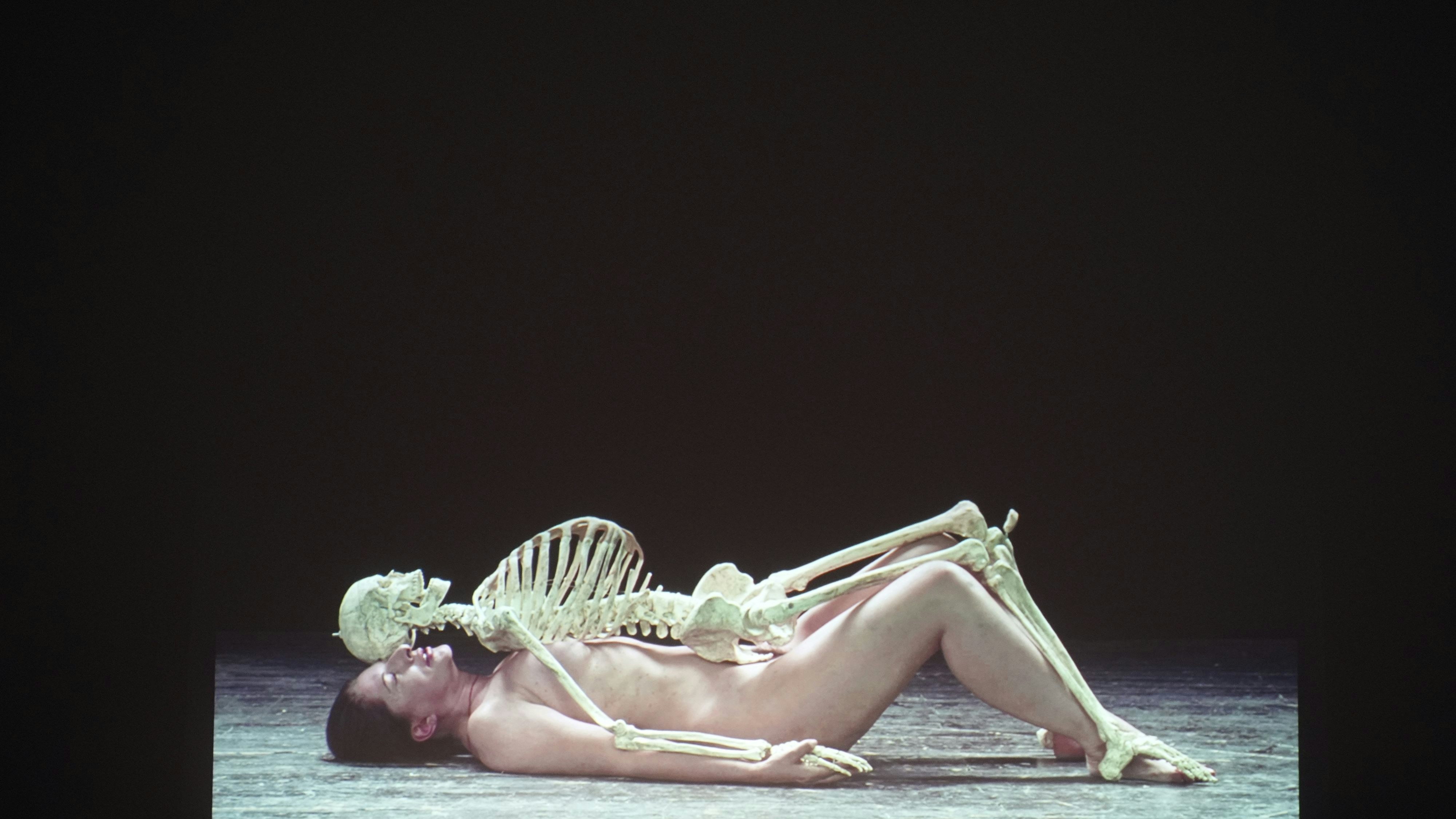 Heute.at - Nackte Tatsachen bei erster Schau von Kunst-Superstar