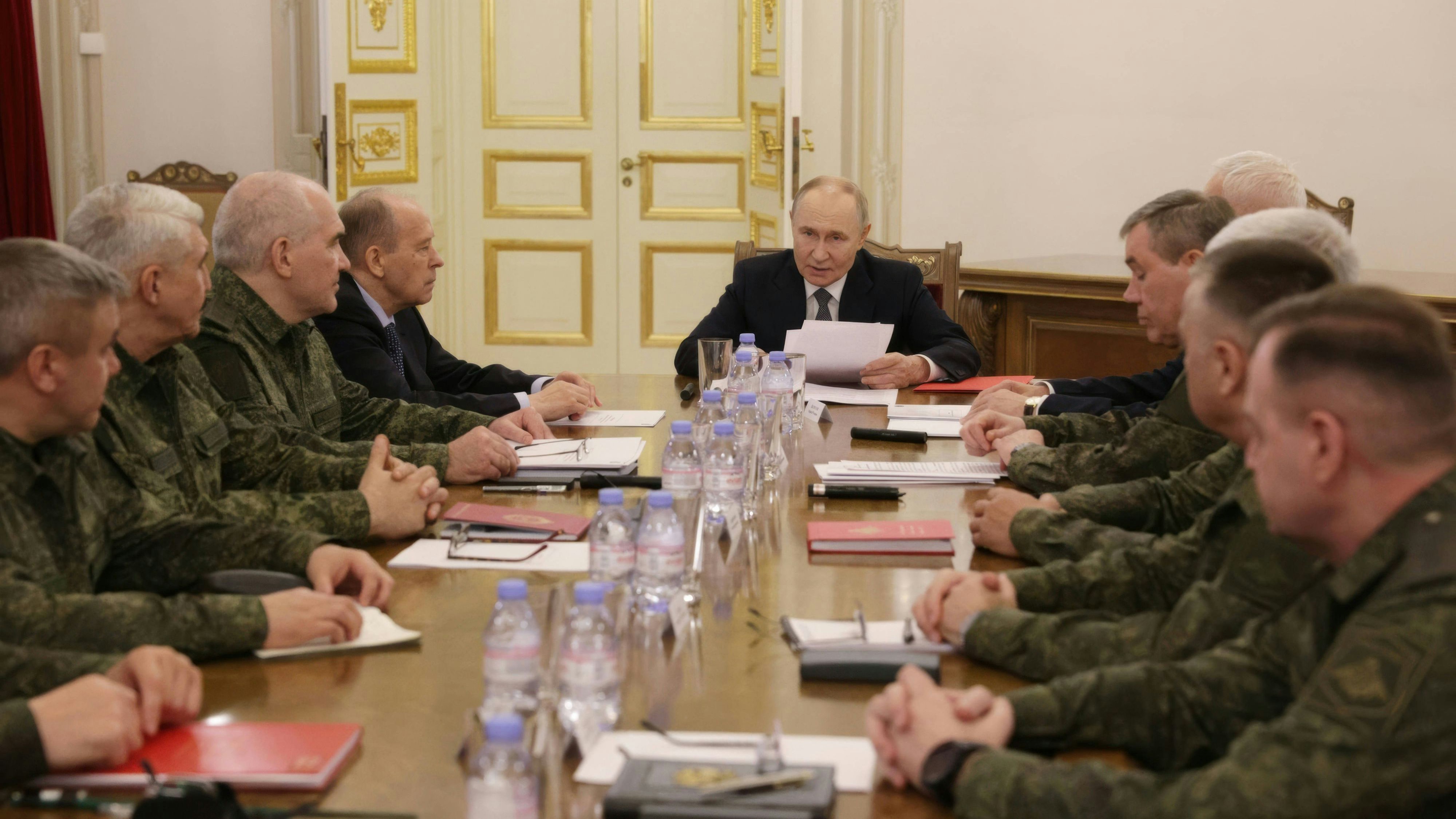 Putin bei seiner Lagebesprechung mit russischen Top-Generälen im Ukraine-Krieg, 7. Oktober 2025.